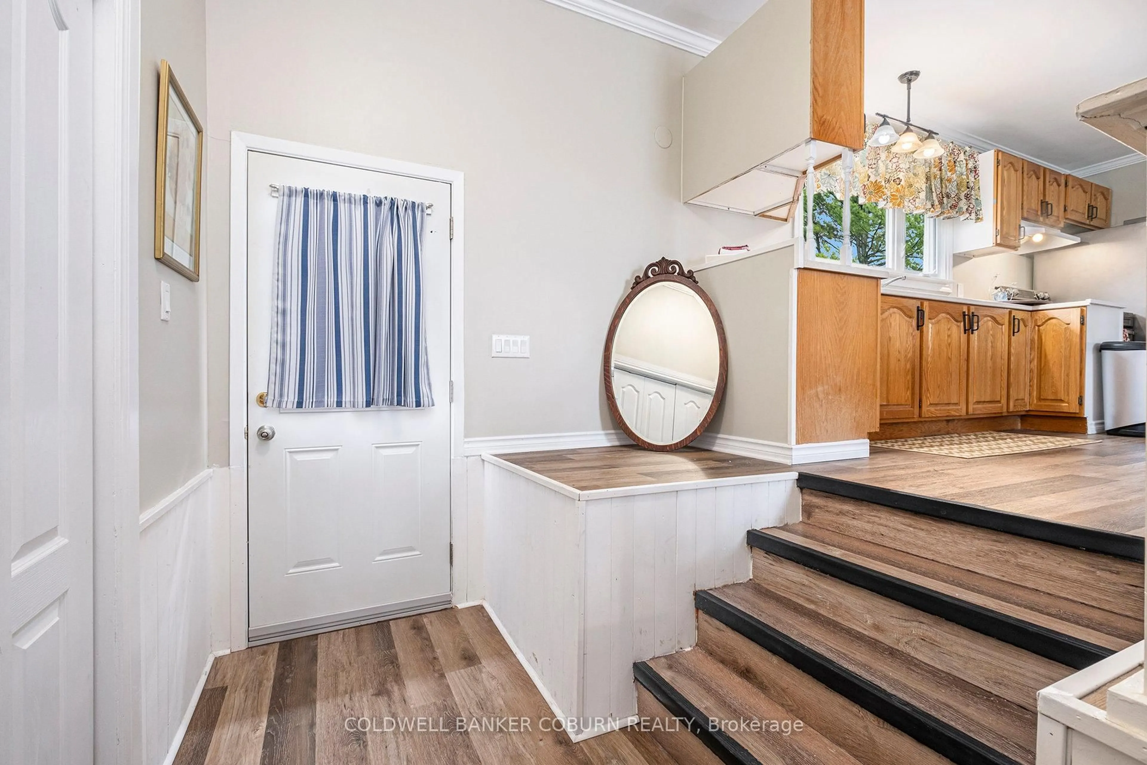 Indoor entryway for 3314 County 12 Rd, North Stormont Ontario K0C 1G0