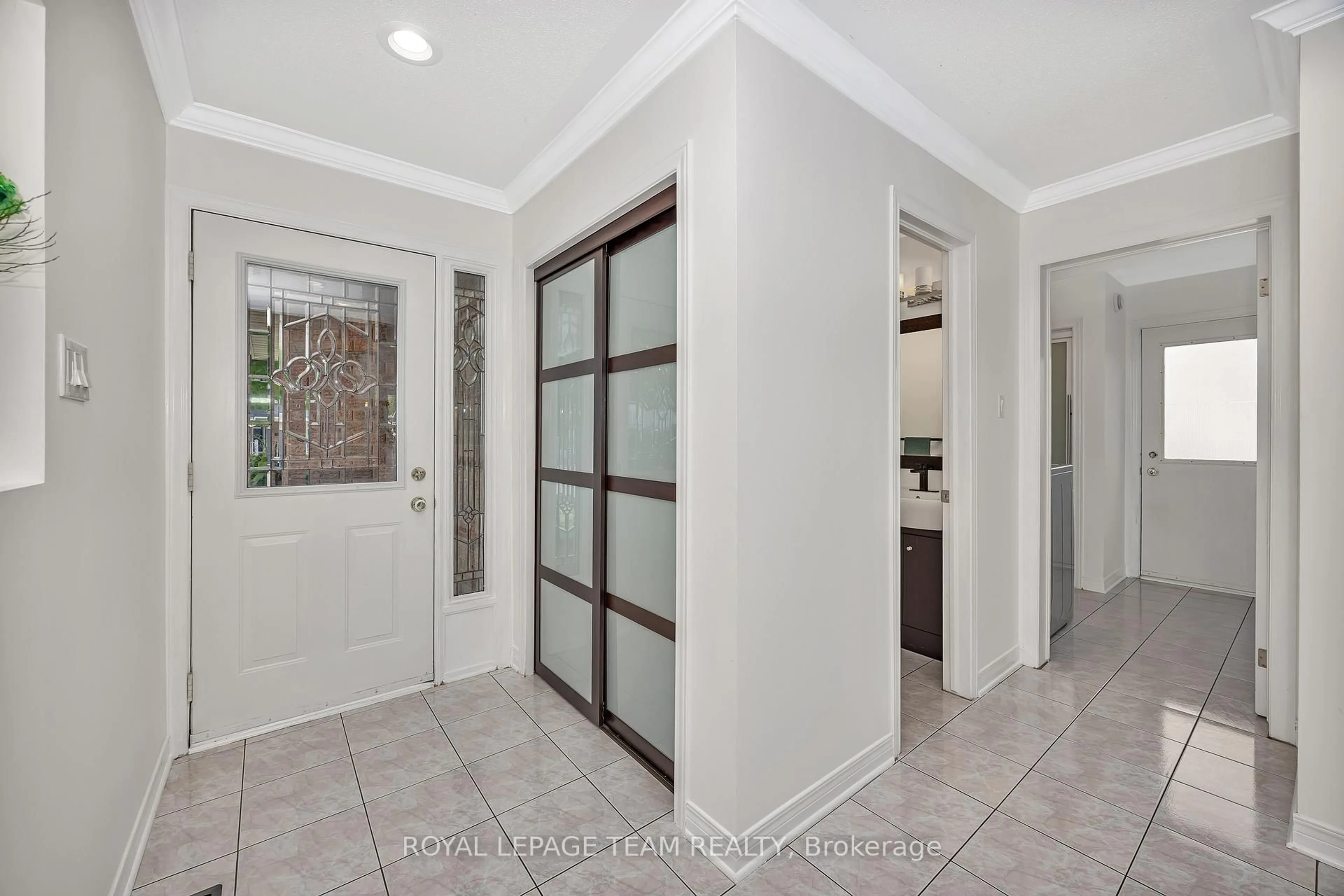 Indoor entryway for 21 Mayford Ave, Ottawa Ontario K2G 6A7
