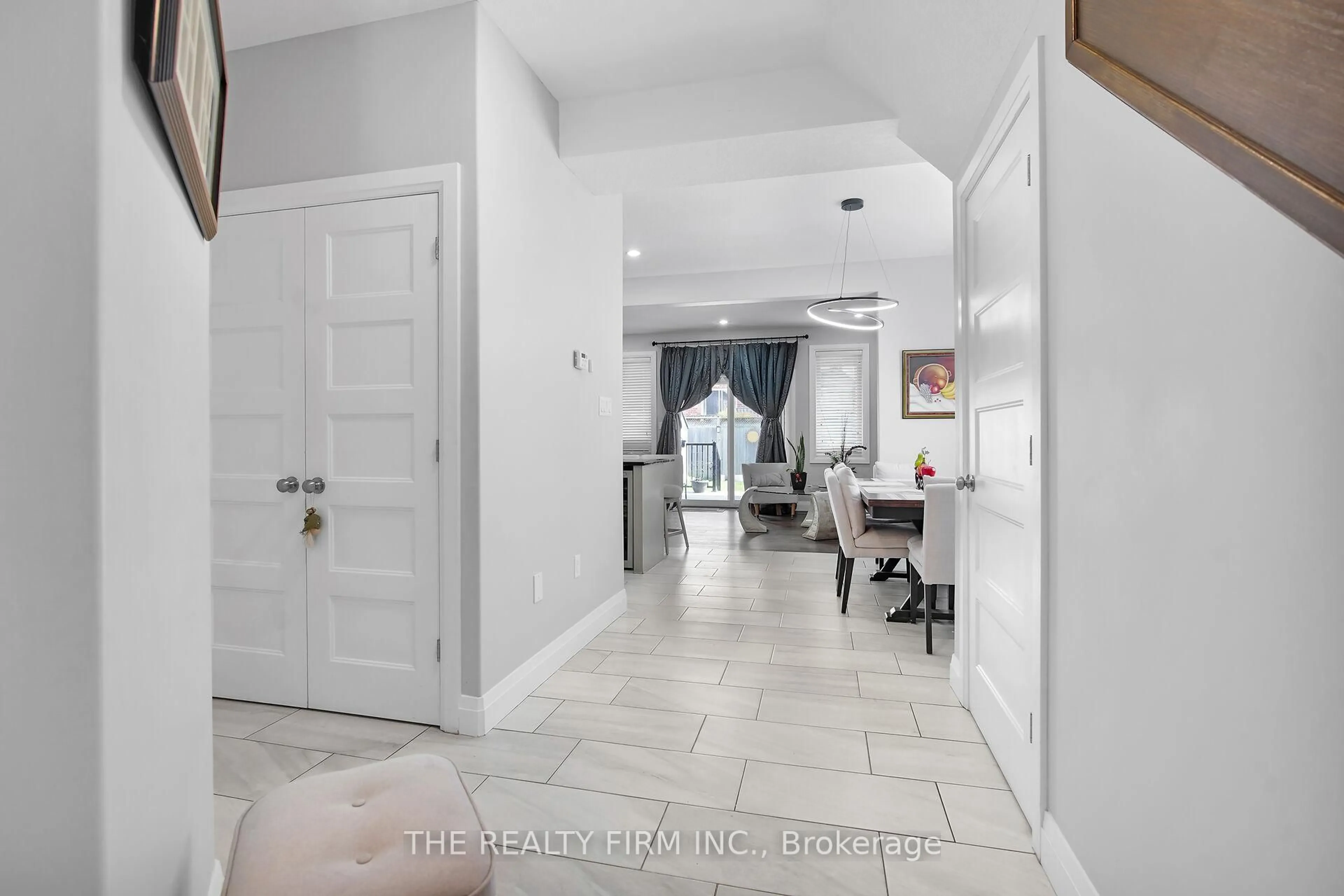 Indoor entryway for 383 Tansbury St, London North Ontario N6G 0R6