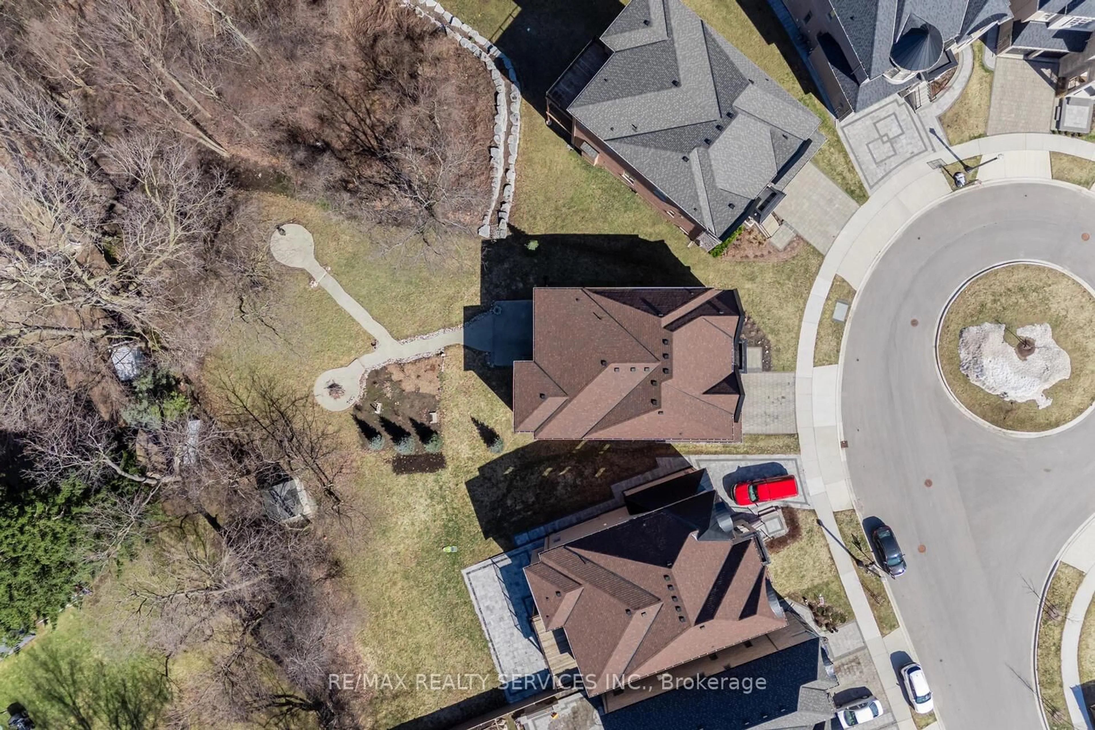 A pic from outside/outdoor area/front of a property/back of a property/a pic from drone, street for 945 PONDCLIFFE Crt, Kitchener Ontario N2R 0M9