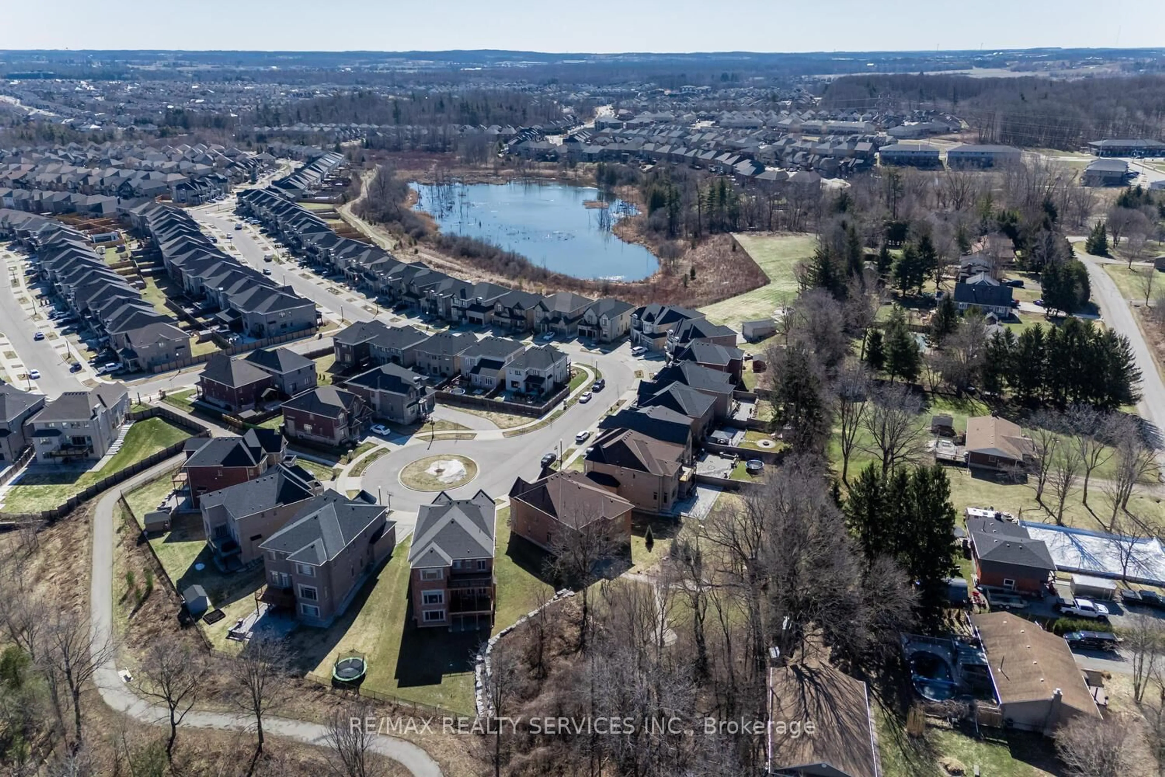 A pic from outside/outdoor area/front of a property/back of a property/a pic from drone, water/lake/river/ocean view for 945 PONDCLIFFE Crt, Kitchener Ontario N2R 0M9
