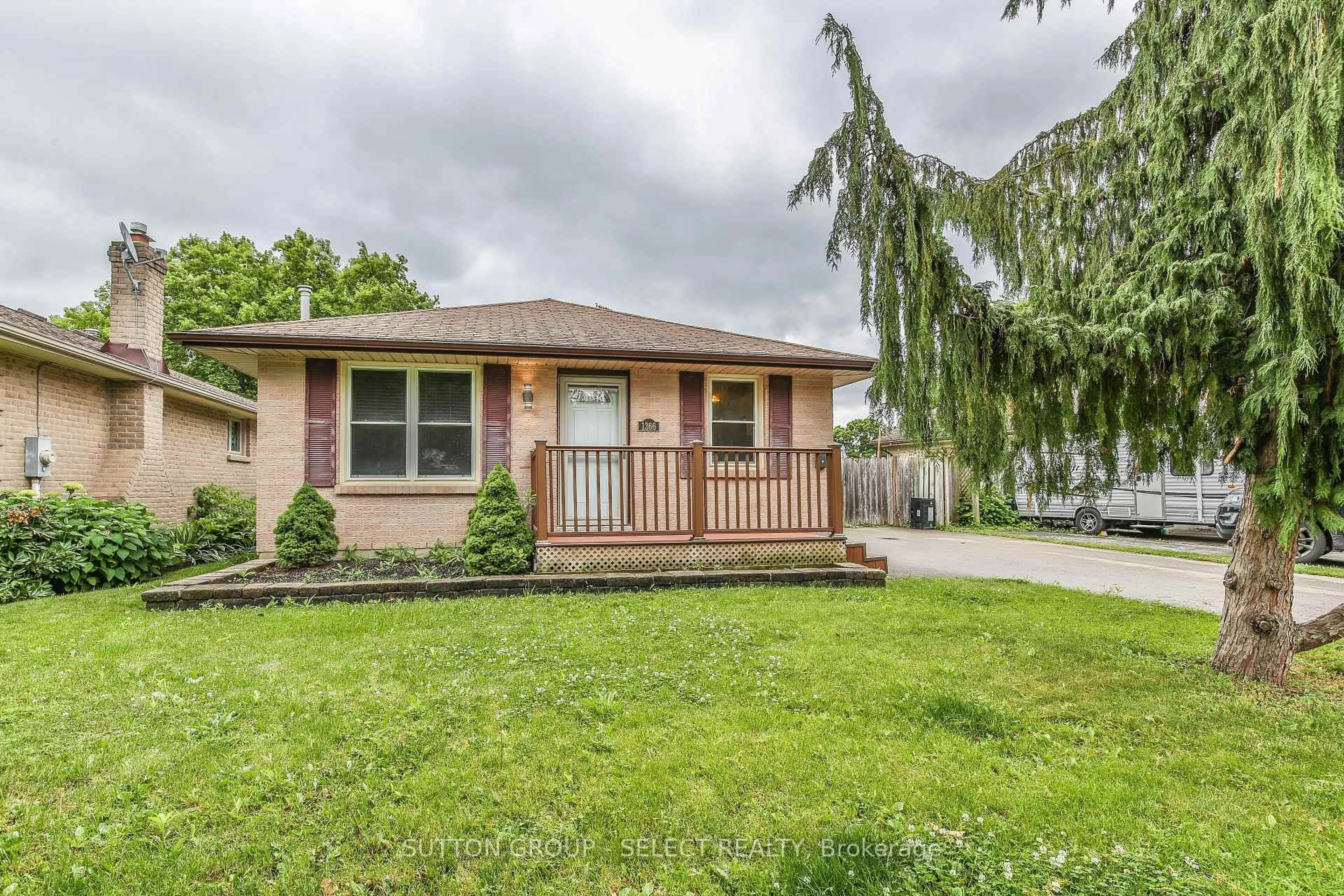 Home with vinyl exterior material, street for 1366 Aldersbrook Rd, London North Ontario N6G 3J3