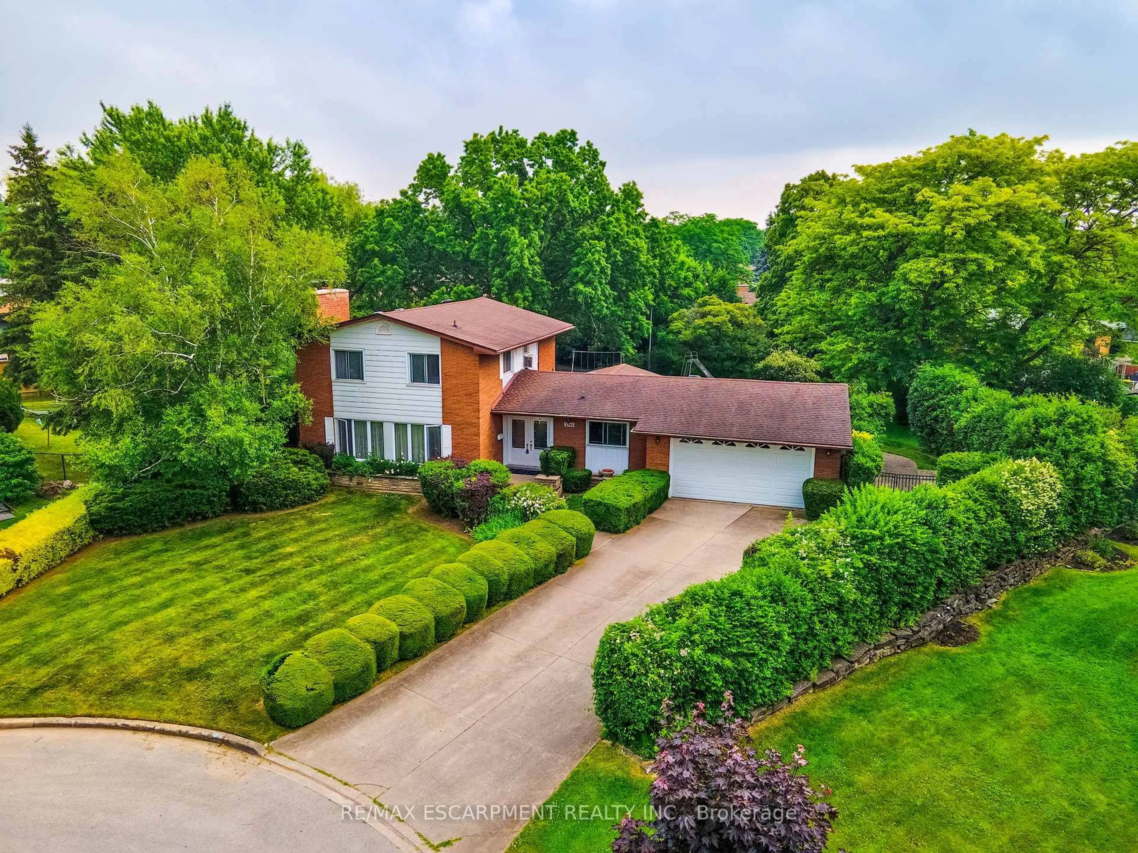 A pic from outside/outdoor area/front of a property/back of a property/a pic from drone, street for 3546 Eton Cres, Niagara Falls Ontario L2J 3B5