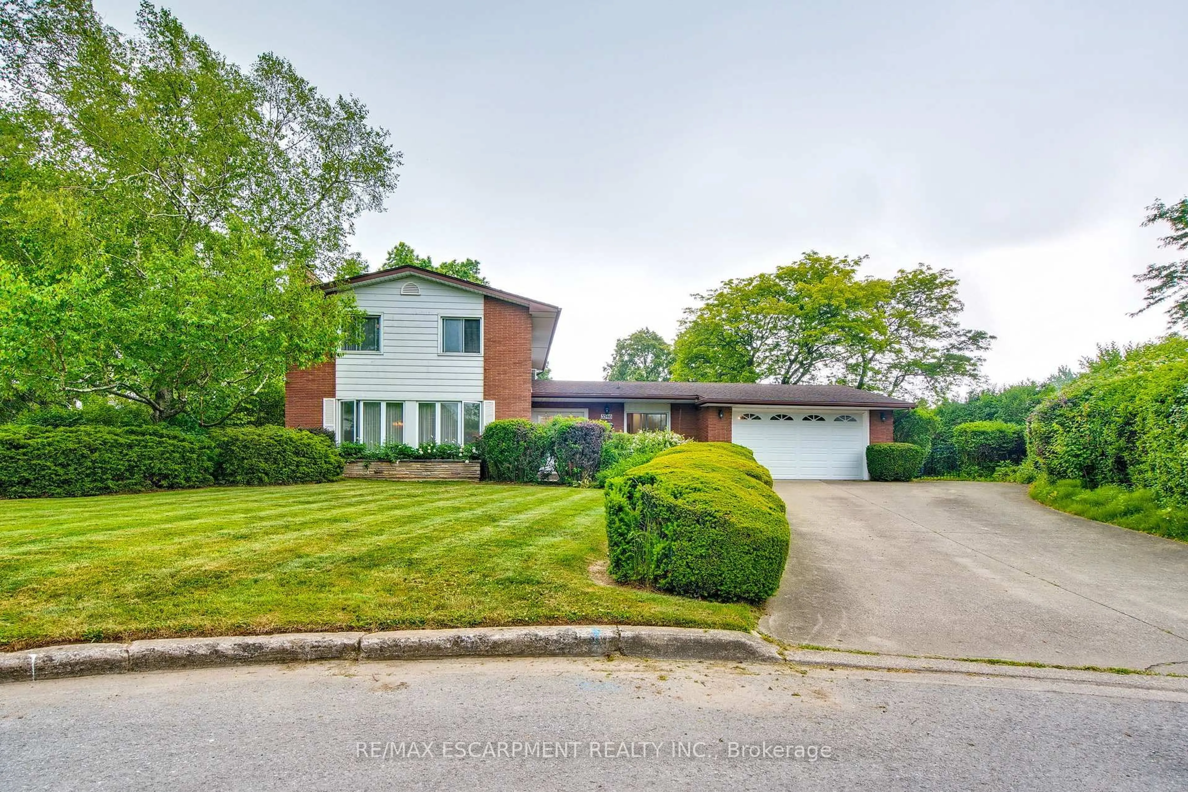 A pic from outside/outdoor area/front of a property/back of a property/a pic from drone, street for 3546 Eton Cres, Niagara Falls Ontario L2J 3B5