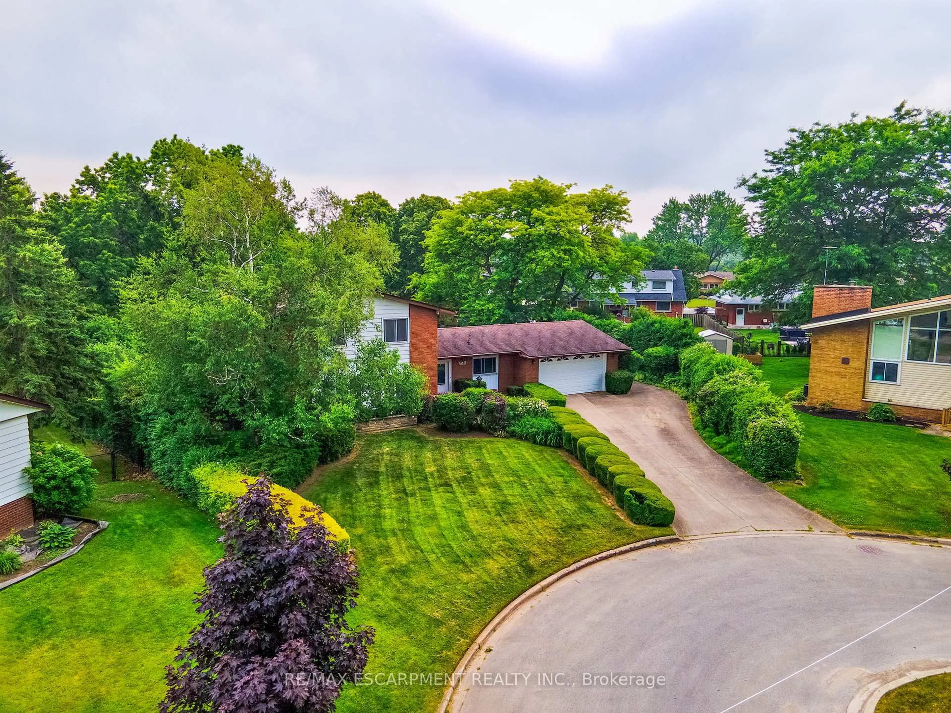 A pic from outside/outdoor area/front of a property/back of a property/a pic from drone, street for 3546 Eton Cres, Niagara Falls Ontario L2J 3B5