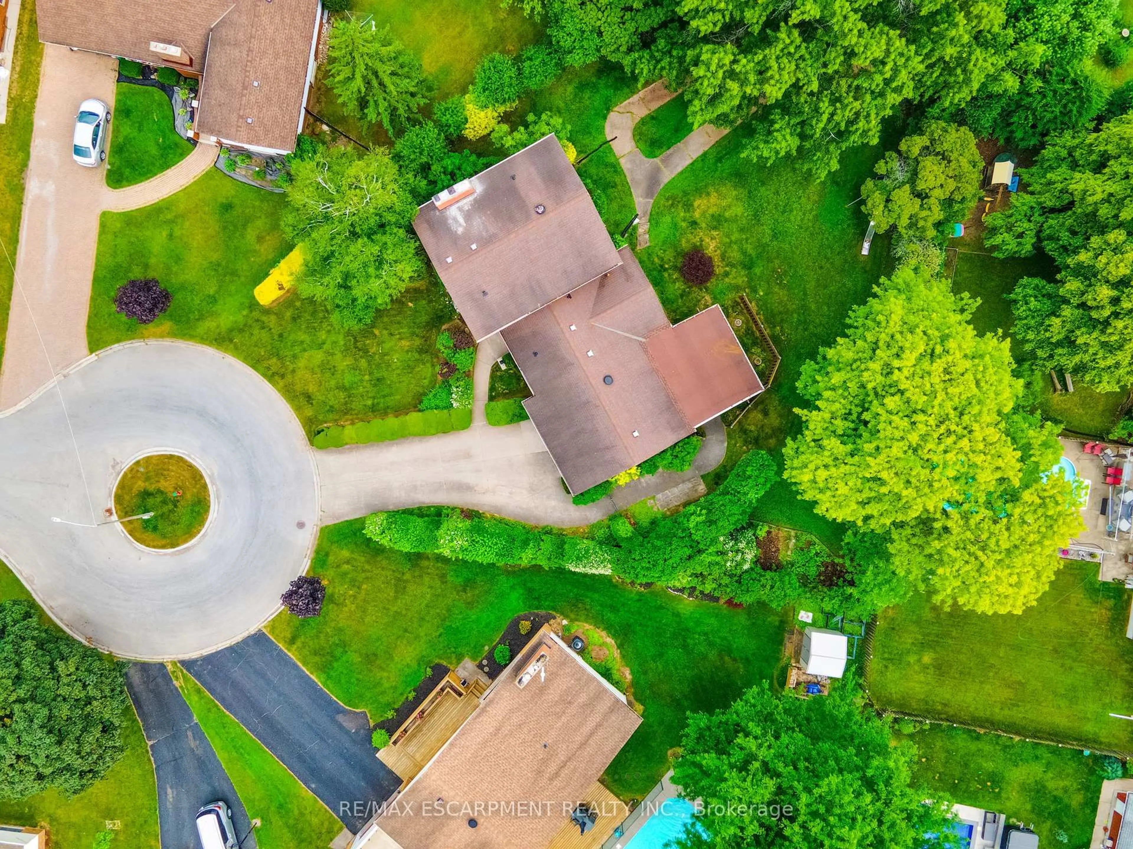 A pic from outside/outdoor area/front of a property/back of a property/a pic from drone, street for 3546 Eton Cres, Niagara Falls Ontario L2J 3B5