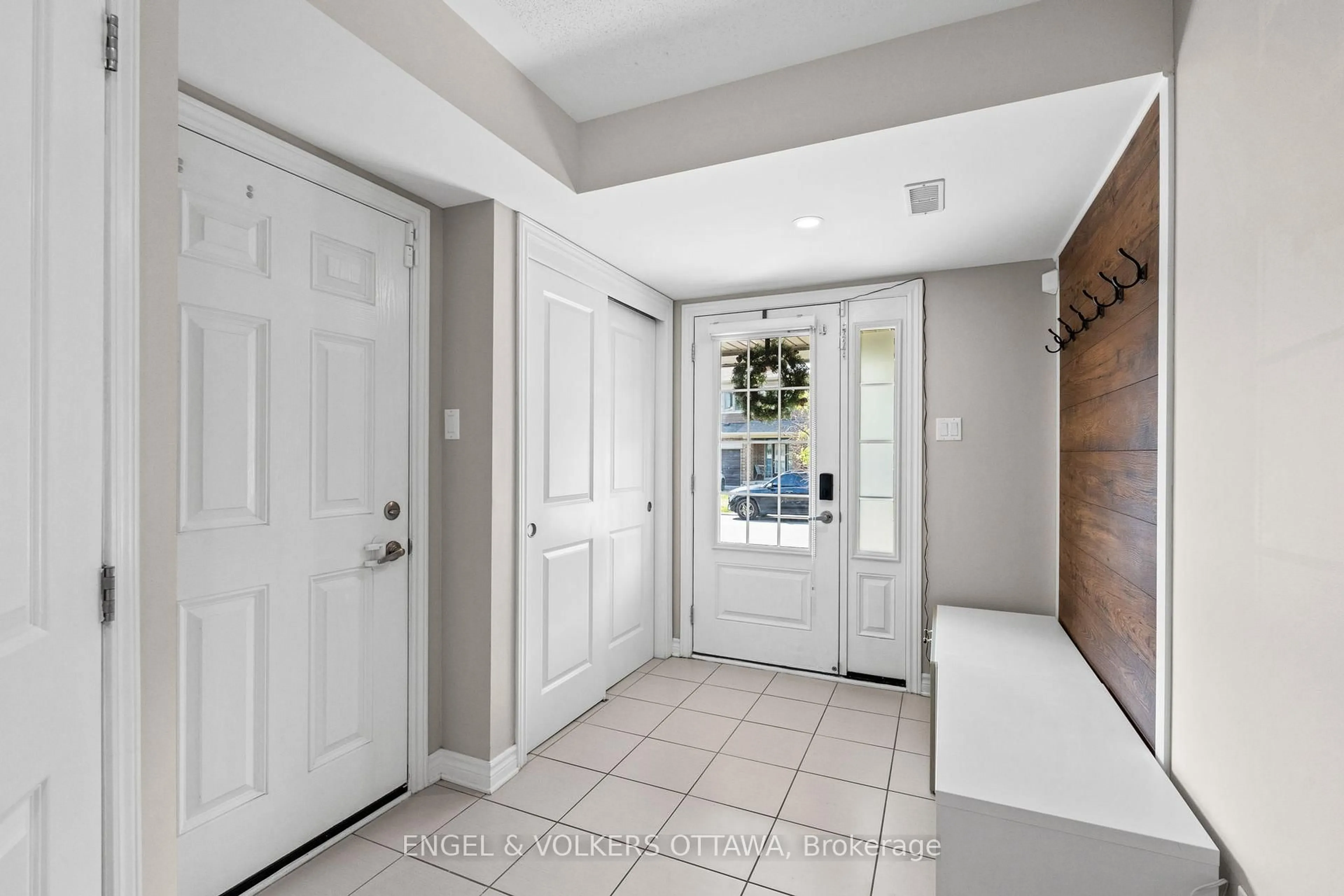 Indoor entryway for 618 Lauraleaf Cres, Ottawa Ontario K2J 6G9