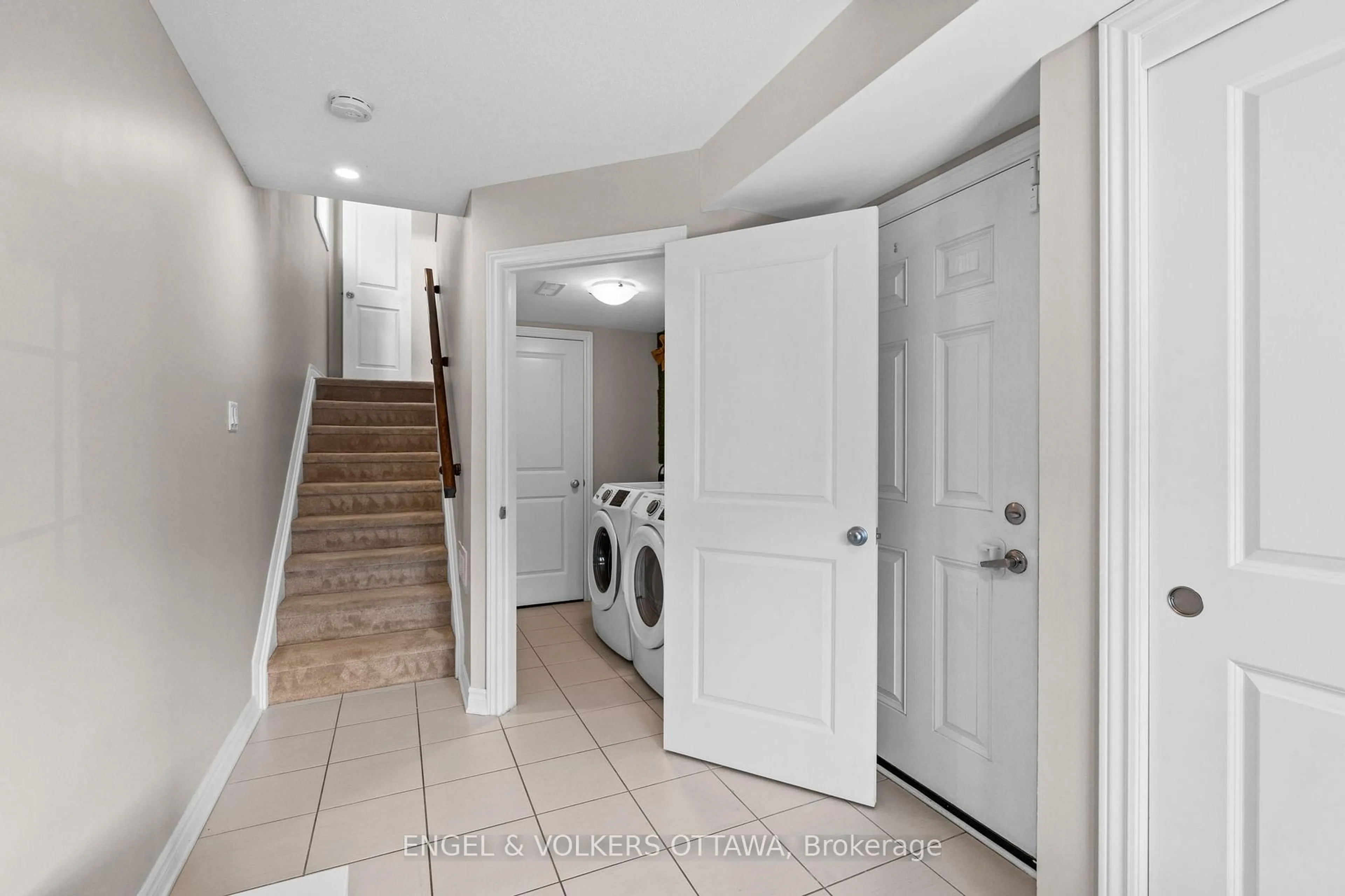 Unknown for 618 Lauraleaf Cres, Ottawa Ontario K2J 6G9