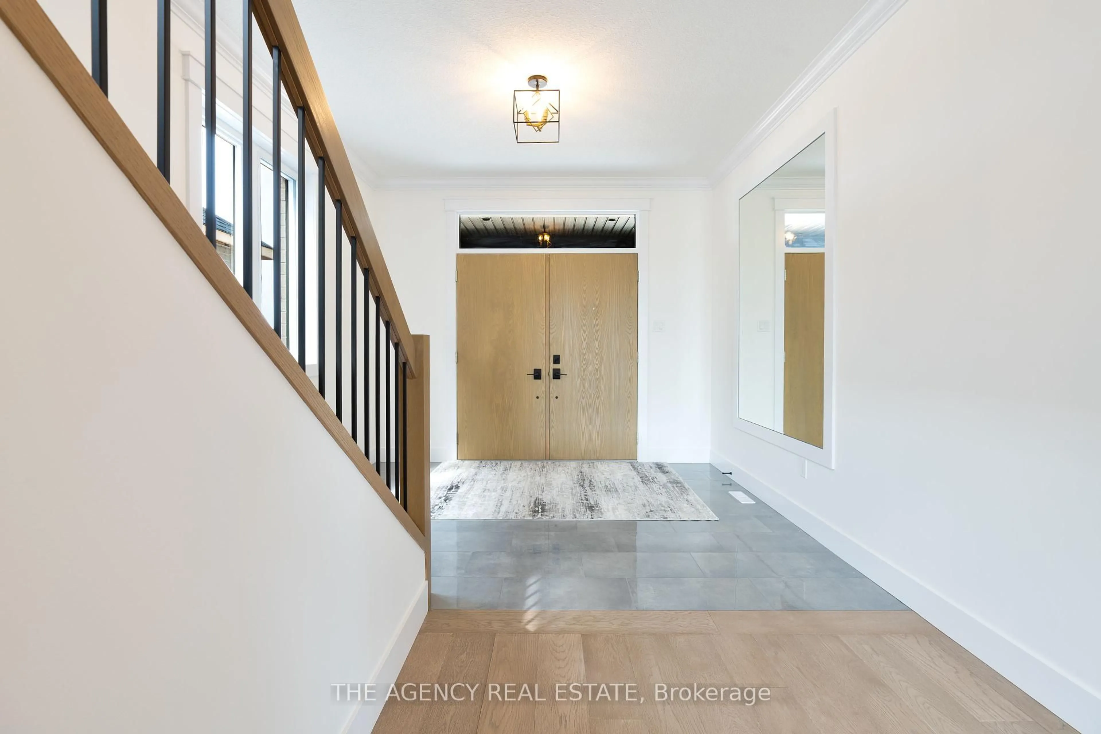 Indoor foyer for 3152 Regiment Rd, London South Ontario N6P 0H2