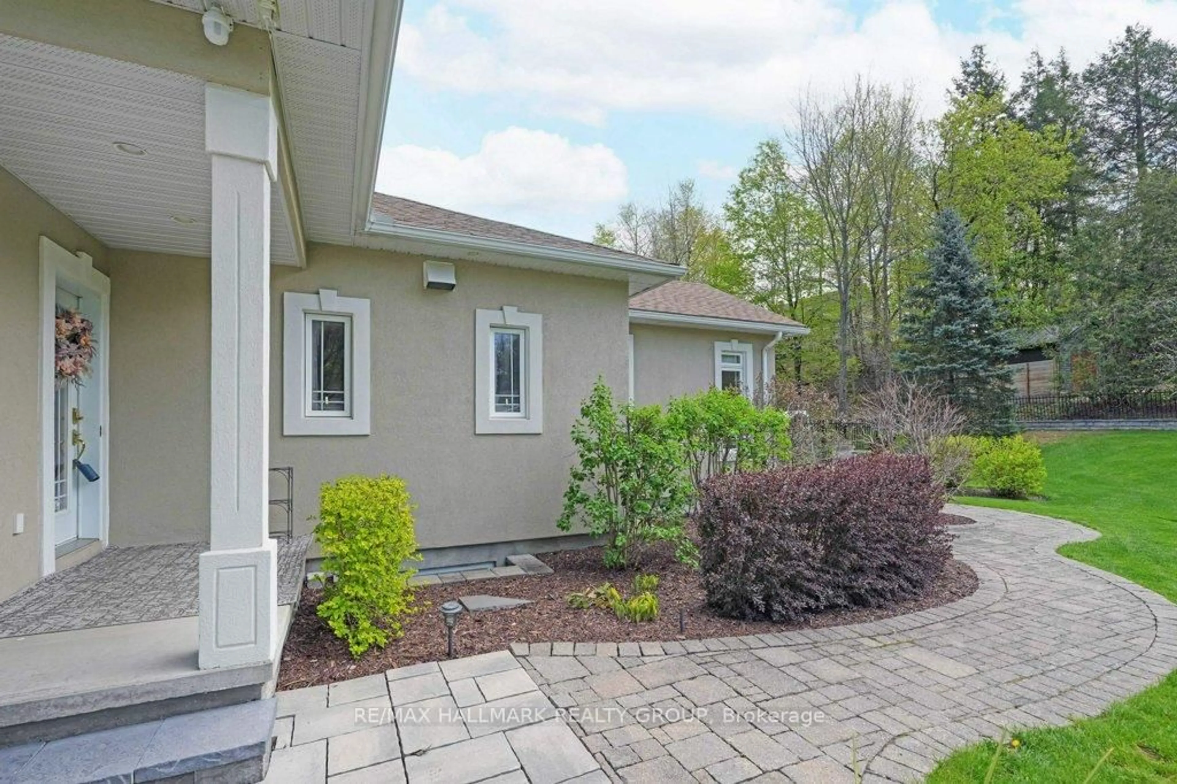 Patio, street for 2680 Pierrette Dr, Cumberland Ontario K4C 1B6