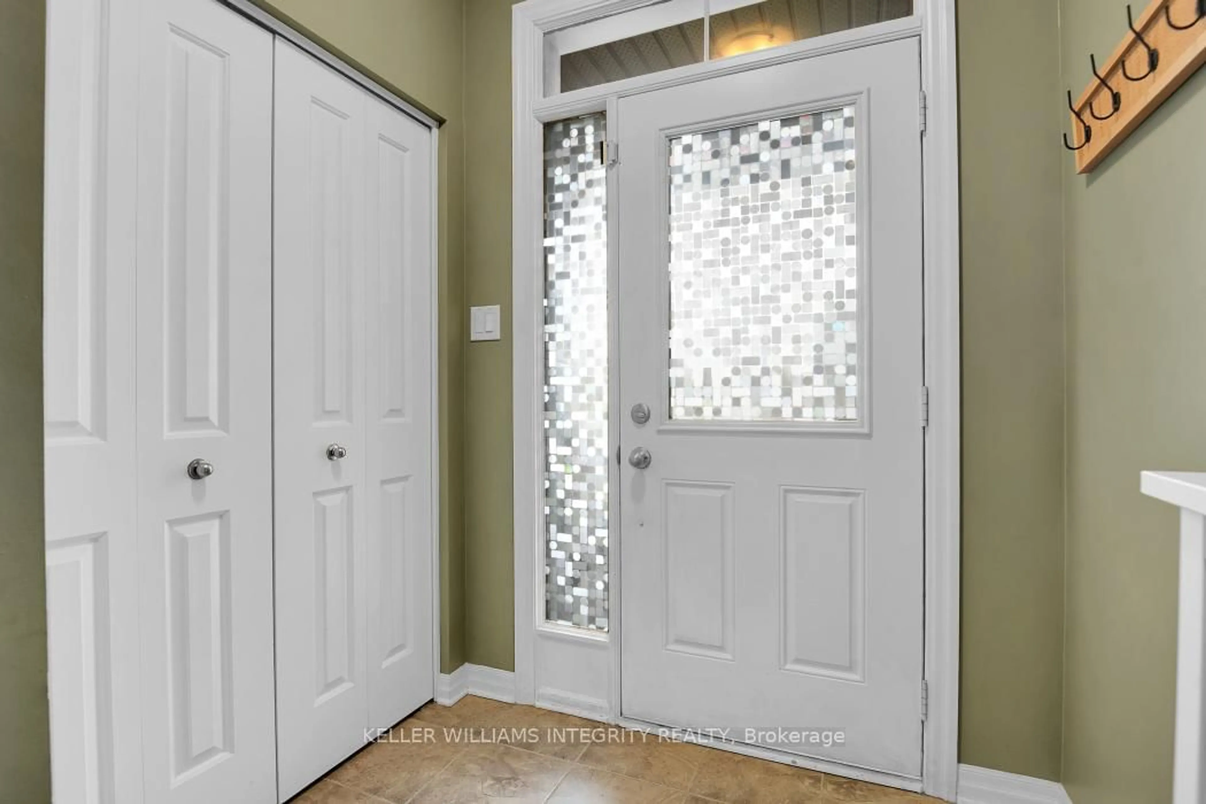Indoor entryway for 101 Hawkeswood Dr, Ottawa Ontario K4M 0C1
