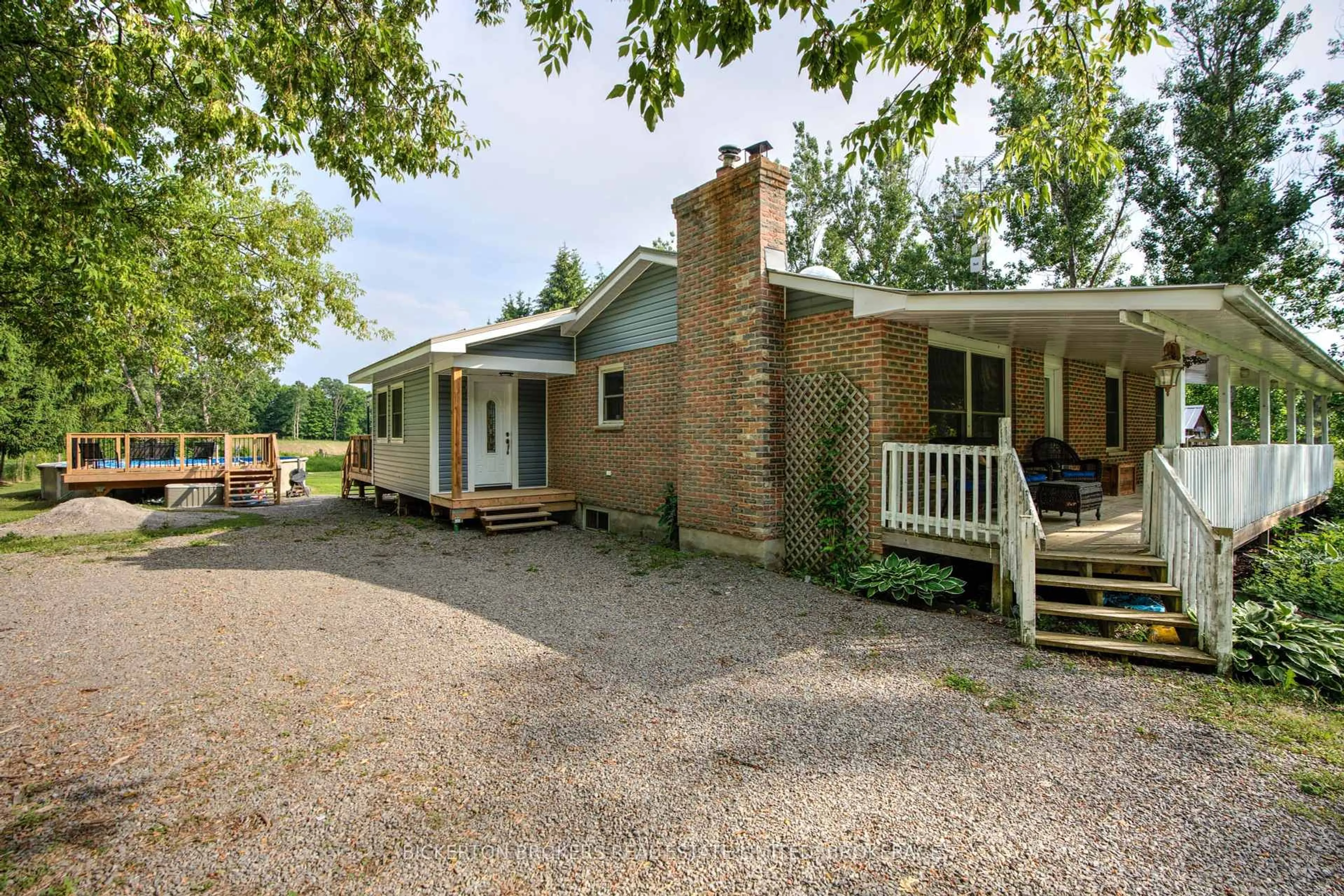A pic from outside/outdoor area/front of a property/back of a property/a pic from drone, unknown for 1411 County 2 Rd, Leeds and the Thousand Islands Ontario K0E 1L0