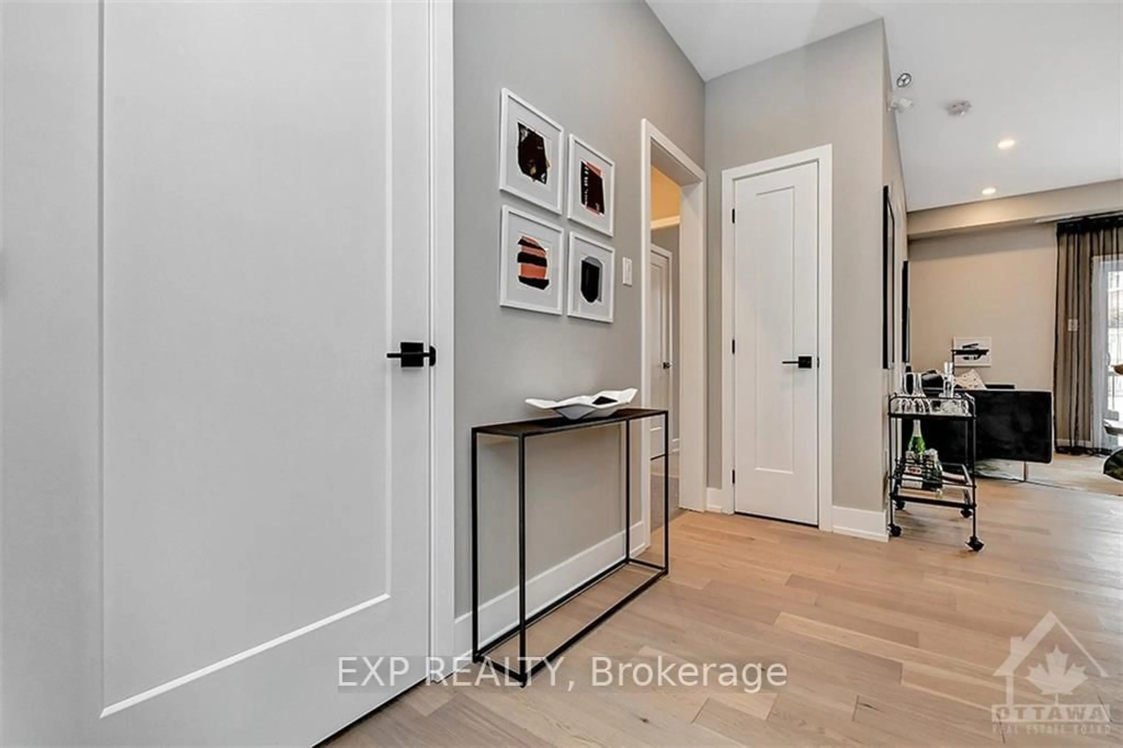 Indoor entryway for 3600 BRIAN COBURN Blvd #2306, Ottawa Ontario K4A 0M7