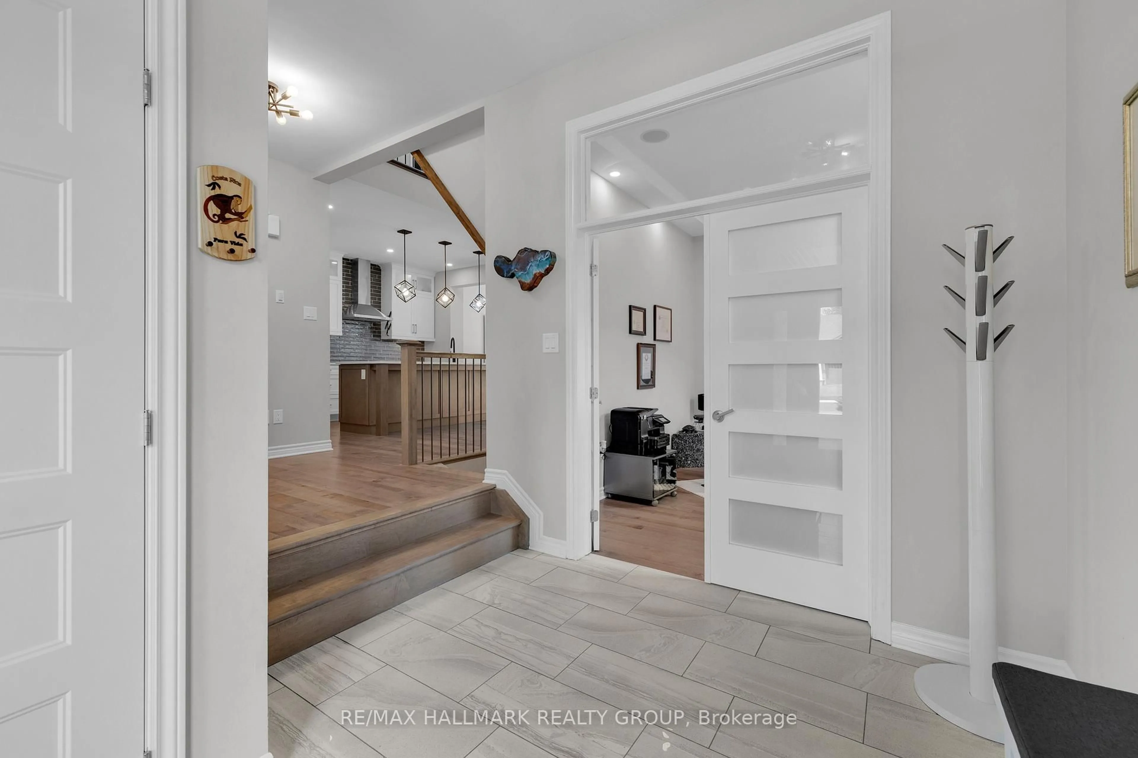 Indoor entryway for 215 Blackhorse Dr, North Grenville Ontario K0G 1J0