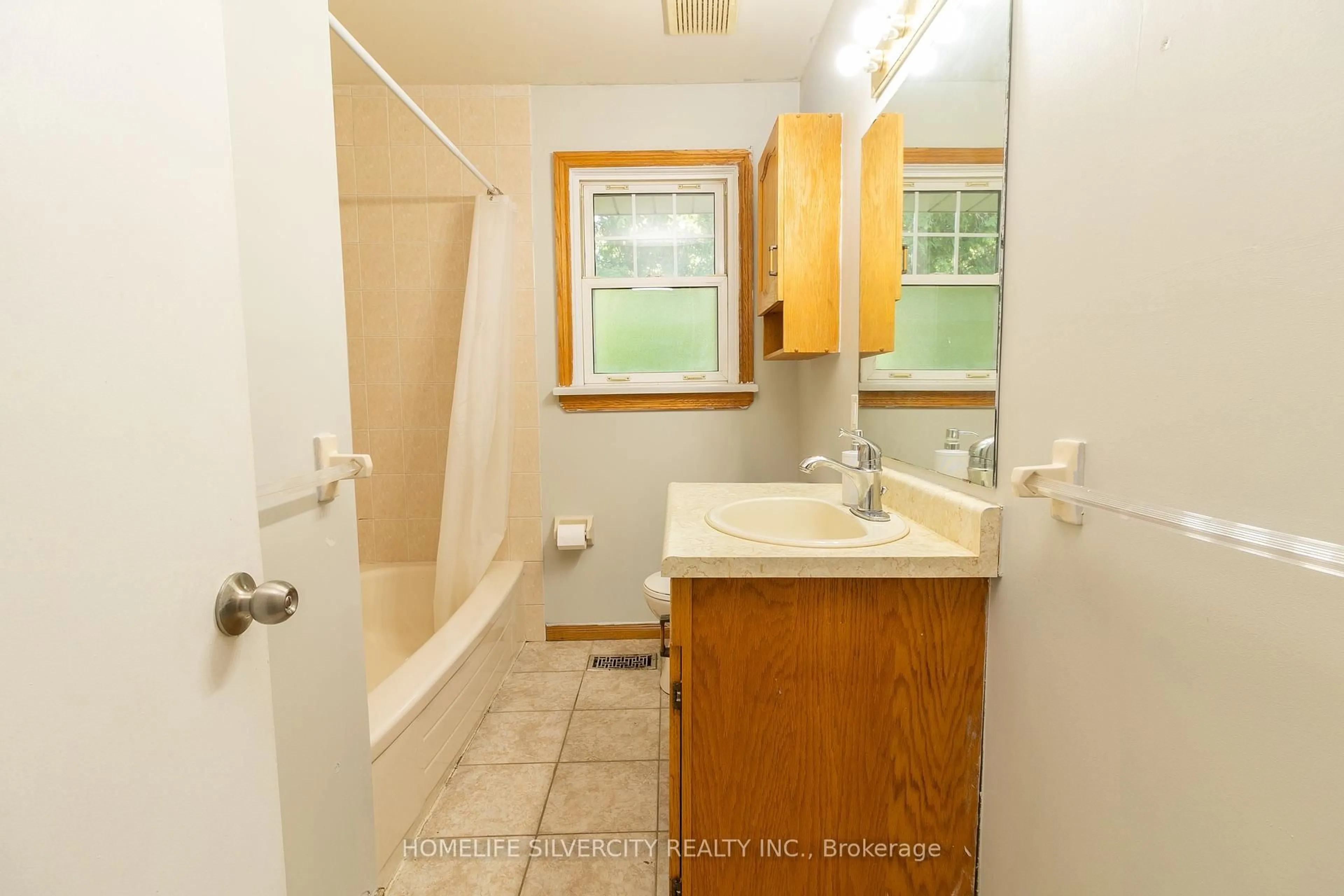 Standard bathroom, ceramic/tile floor for 259 Greenwood Ave, London South Ontario N6J 3G5