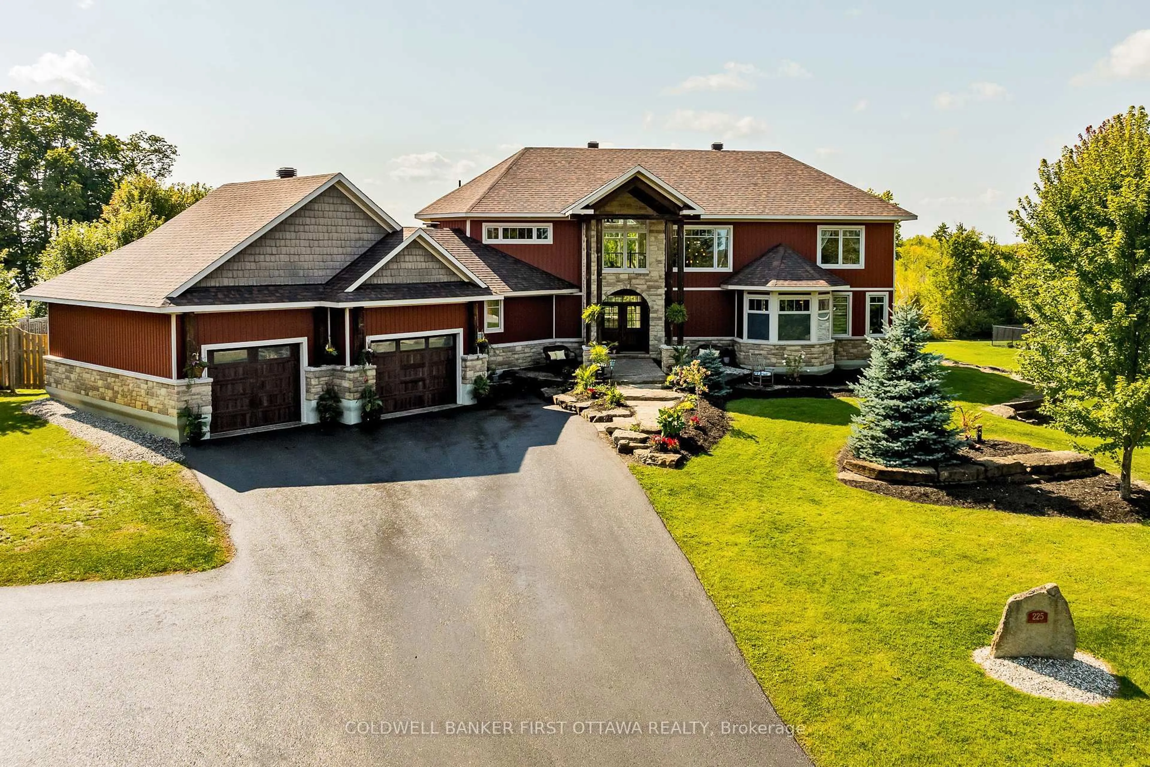 A pic from outside/outdoor area/front of a property/back of a property/a pic from drone, unknown for 225 HILLCREST Dr, Almonte Ontario K0A 1A0