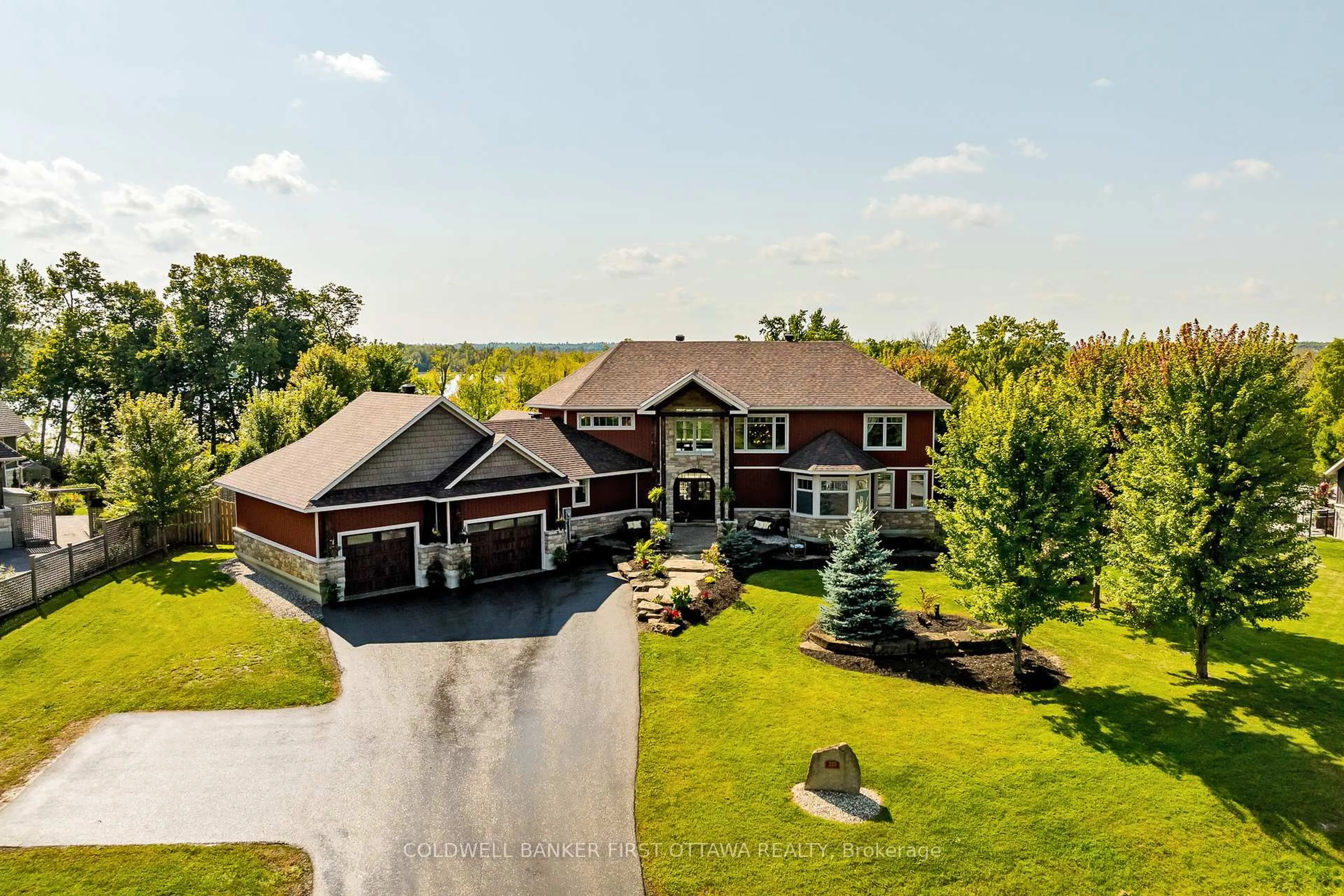 A pic from outside/outdoor area/front of a property/back of a property/a pic from drone, unknown for 225 HILLCREST Dr, Almonte Ontario K0A 1A0