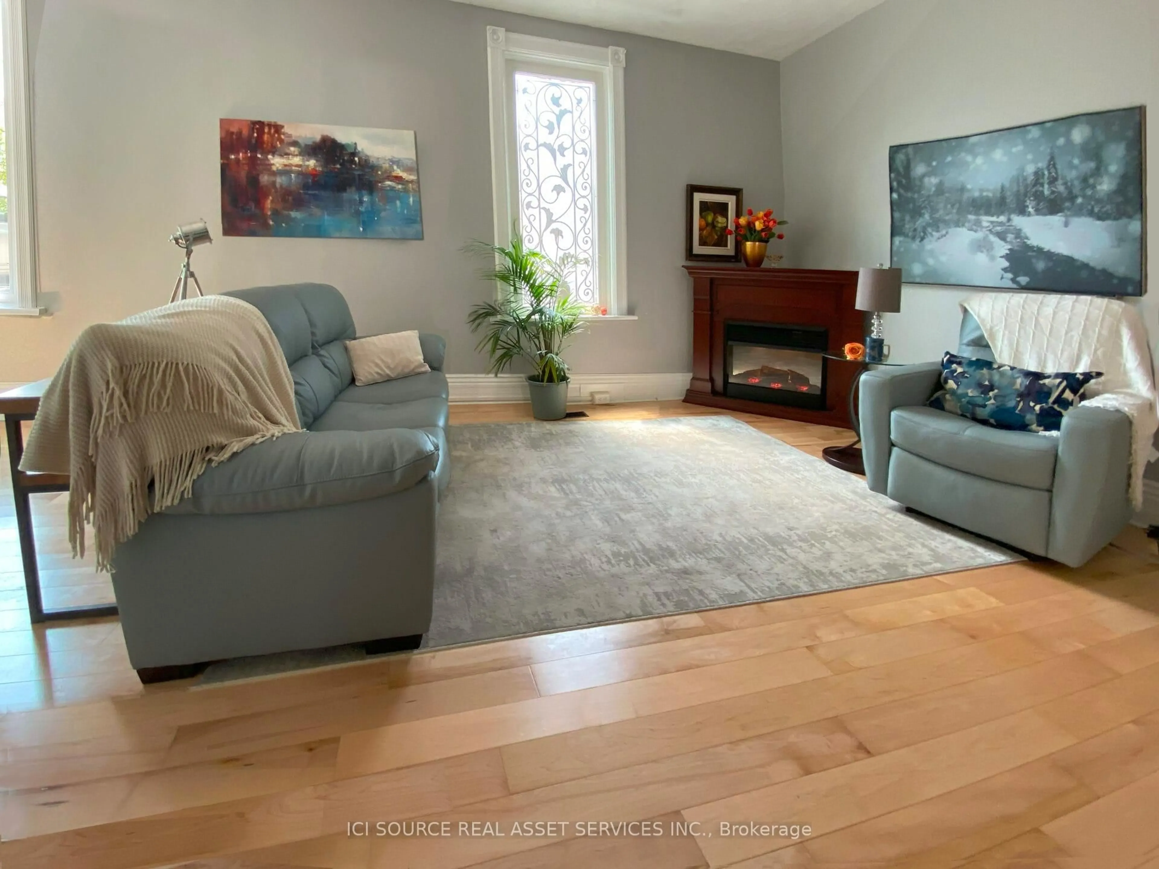 Living room with furniture, unknown for 511 Cross St, Peterborough Central Ontario K9H 4T1