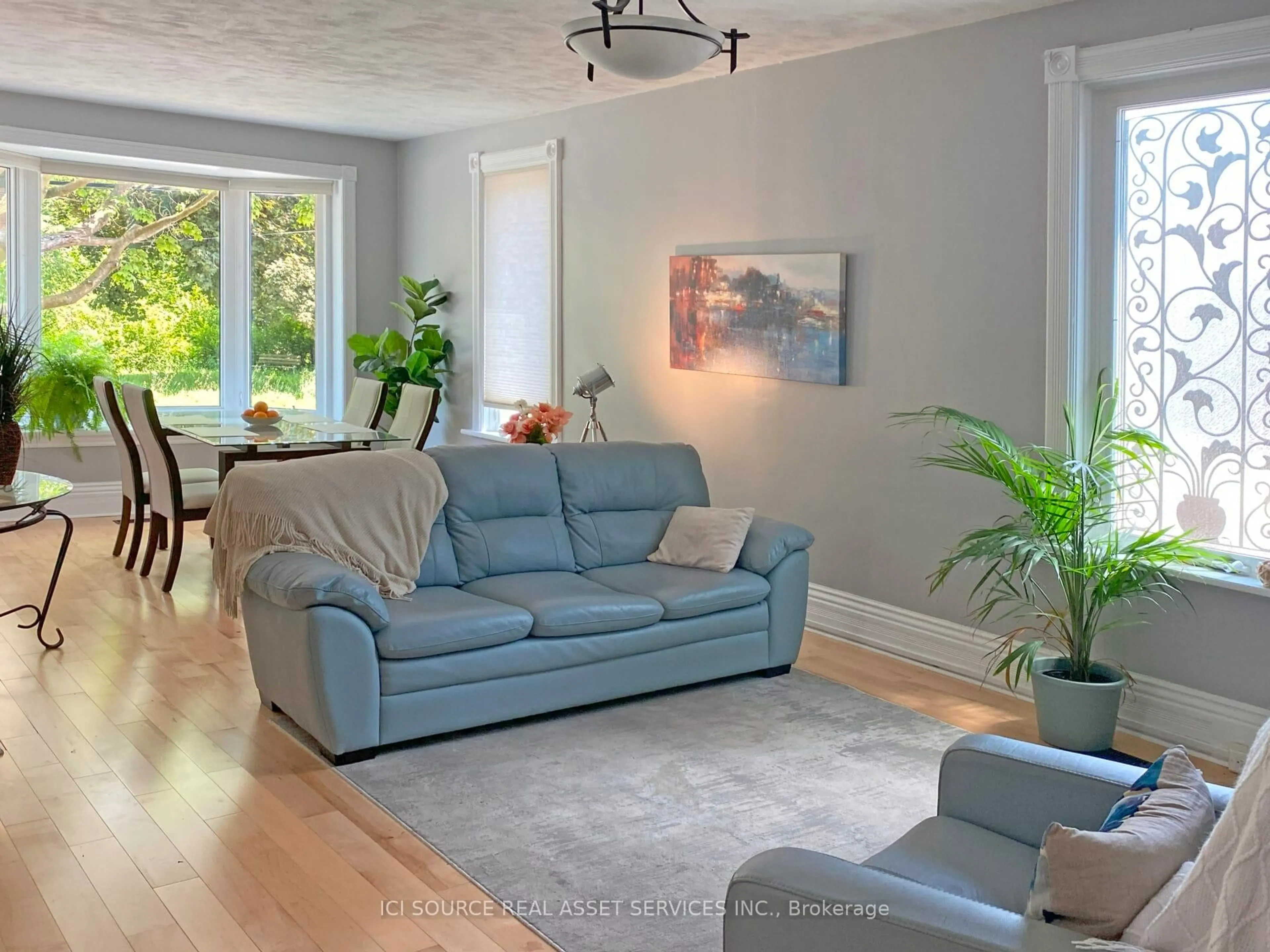Living room with furniture, unknown for 511 Cross St, Peterborough Central Ontario K9H 4T1