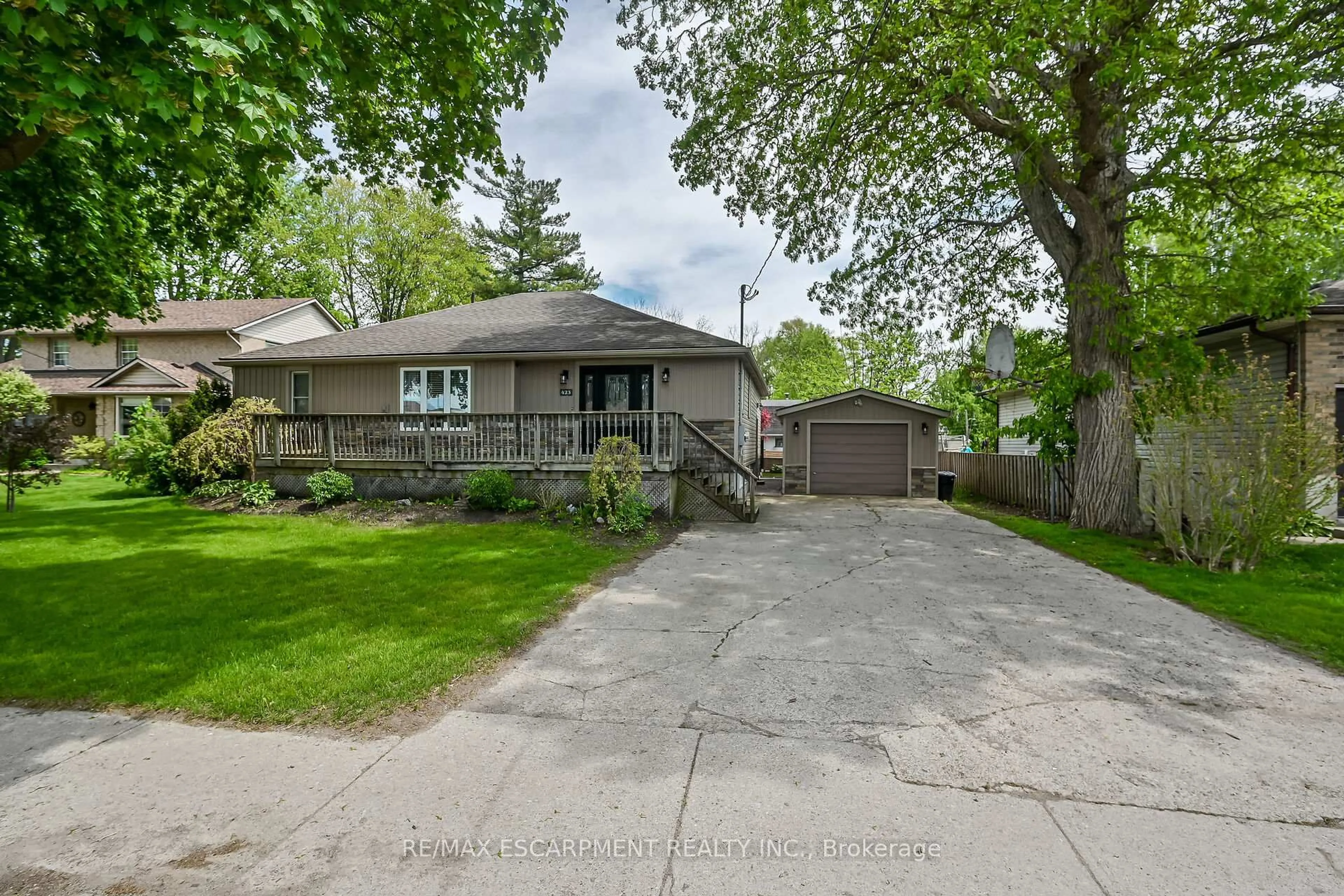 A pic from outside/outdoor area/front of a property/back of a property/a pic from drone, street for 423 George St, Haldimand Ontario N1A 2T8