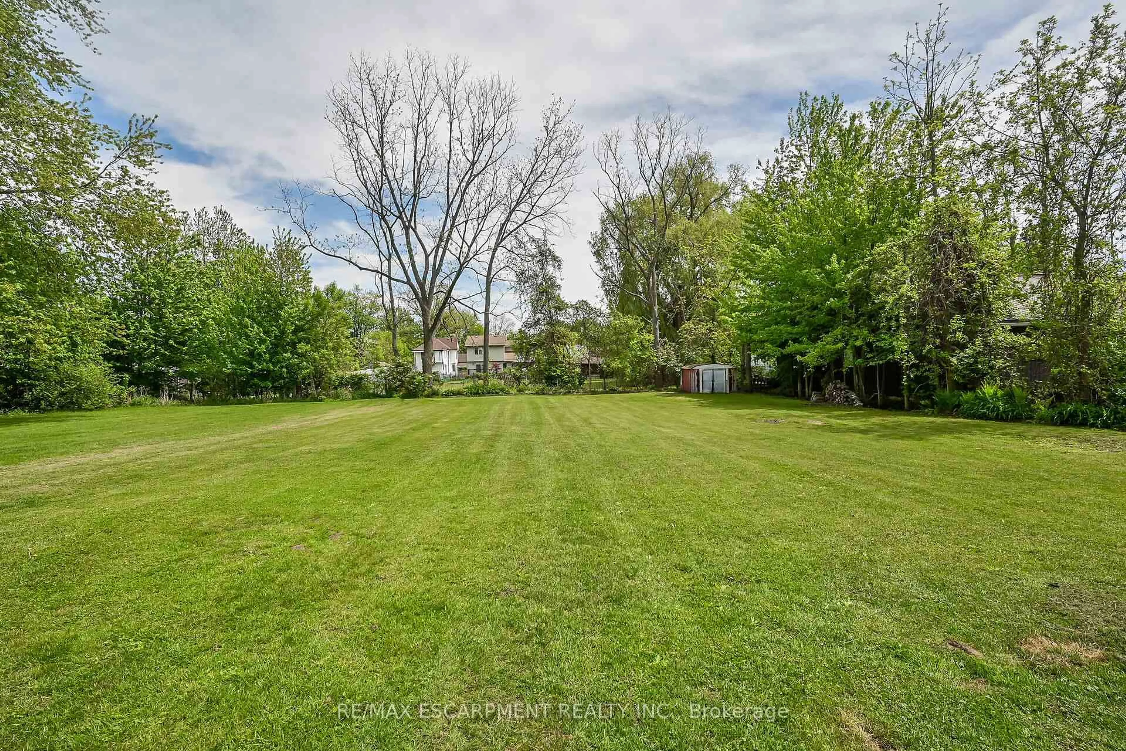 A pic from outside/outdoor area/front of a property/back of a property/a pic from drone, water/lake/river/ocean view for 423 George St, Haldimand Ontario N1A 2T8