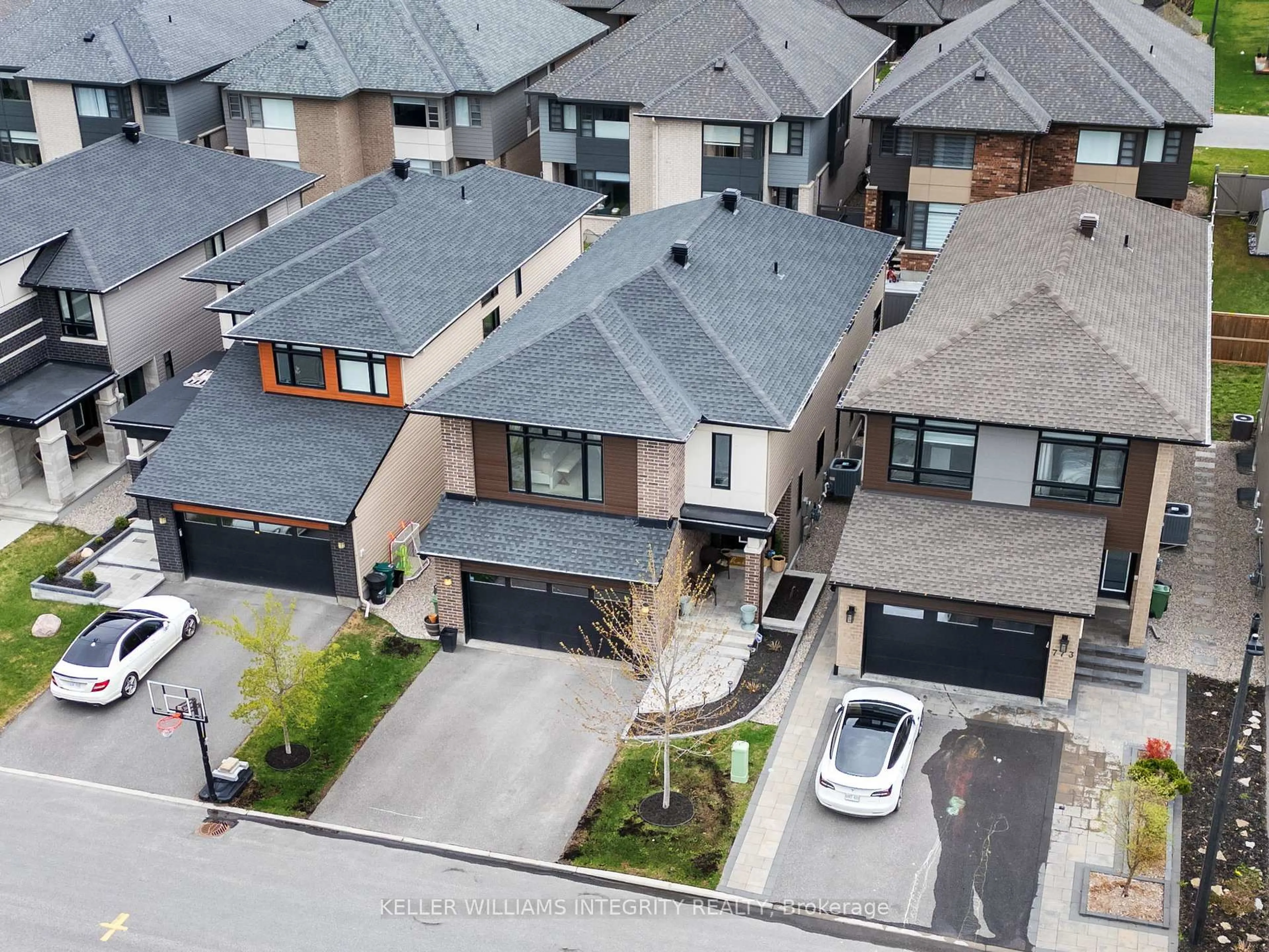 A pic from outside/outdoor area/front of a property/back of a property/a pic from drone, street for 644 Devonwood Circ, Ottawa Ontario K1T 4E7