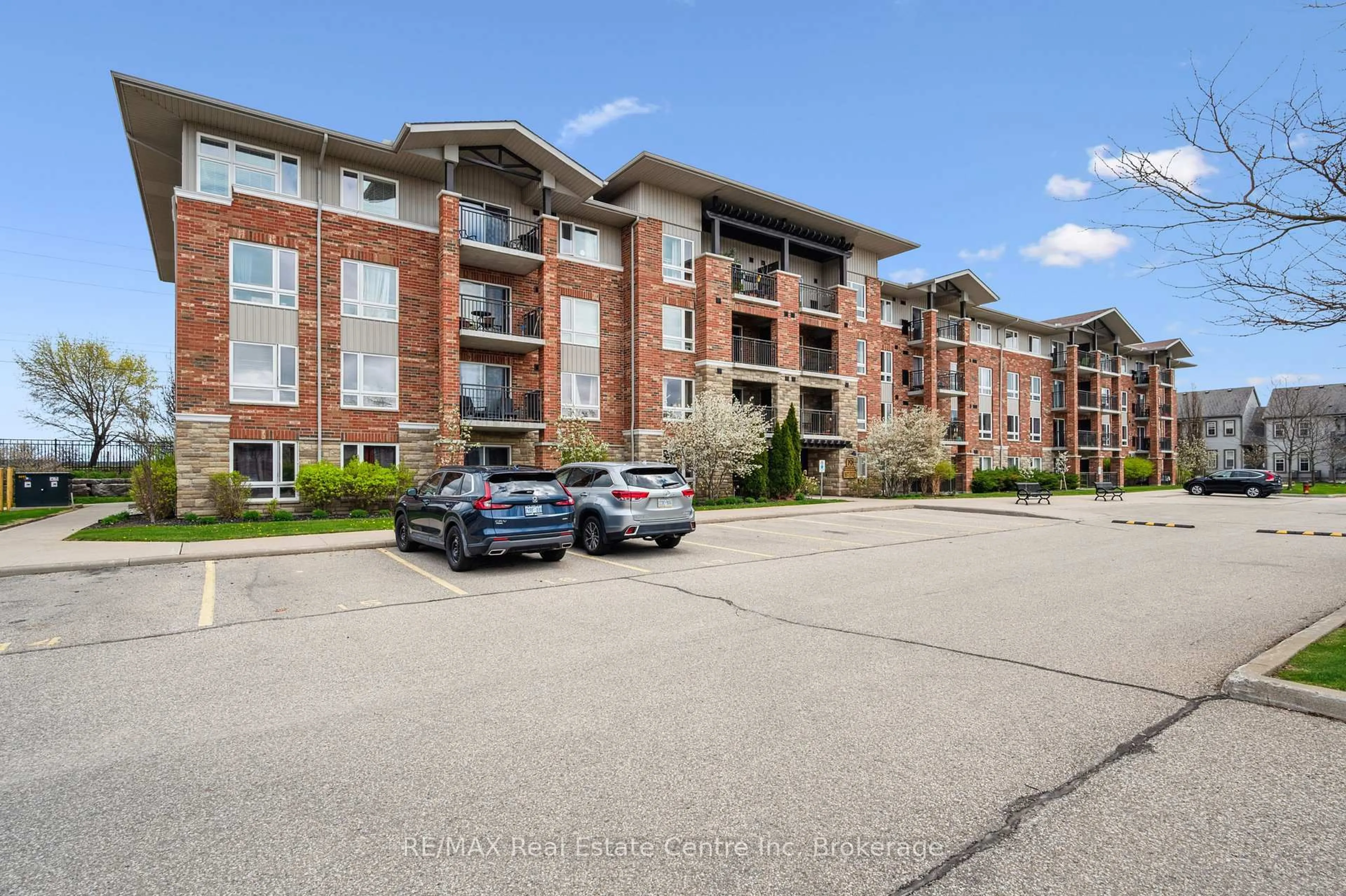 A pic from outside/outdoor area/front of a property/back of a property/a pic from drone, building for 19 Waterford Dr #303, Guelph Ontario N1L 0G8