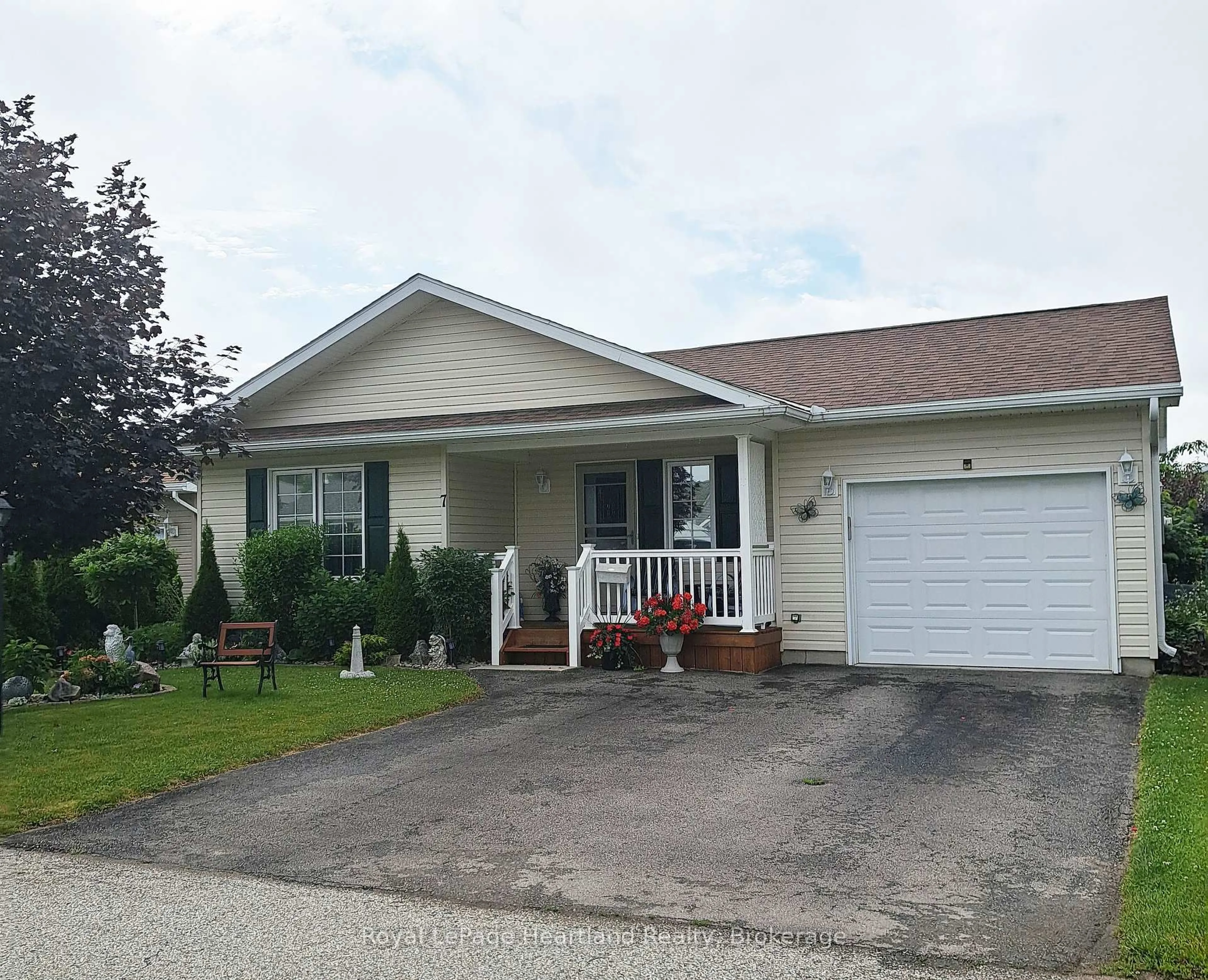 Home with vinyl exterior material, street for 7 Kellestine Dr, Strathroy Caradoc Ontario N7G 0C5