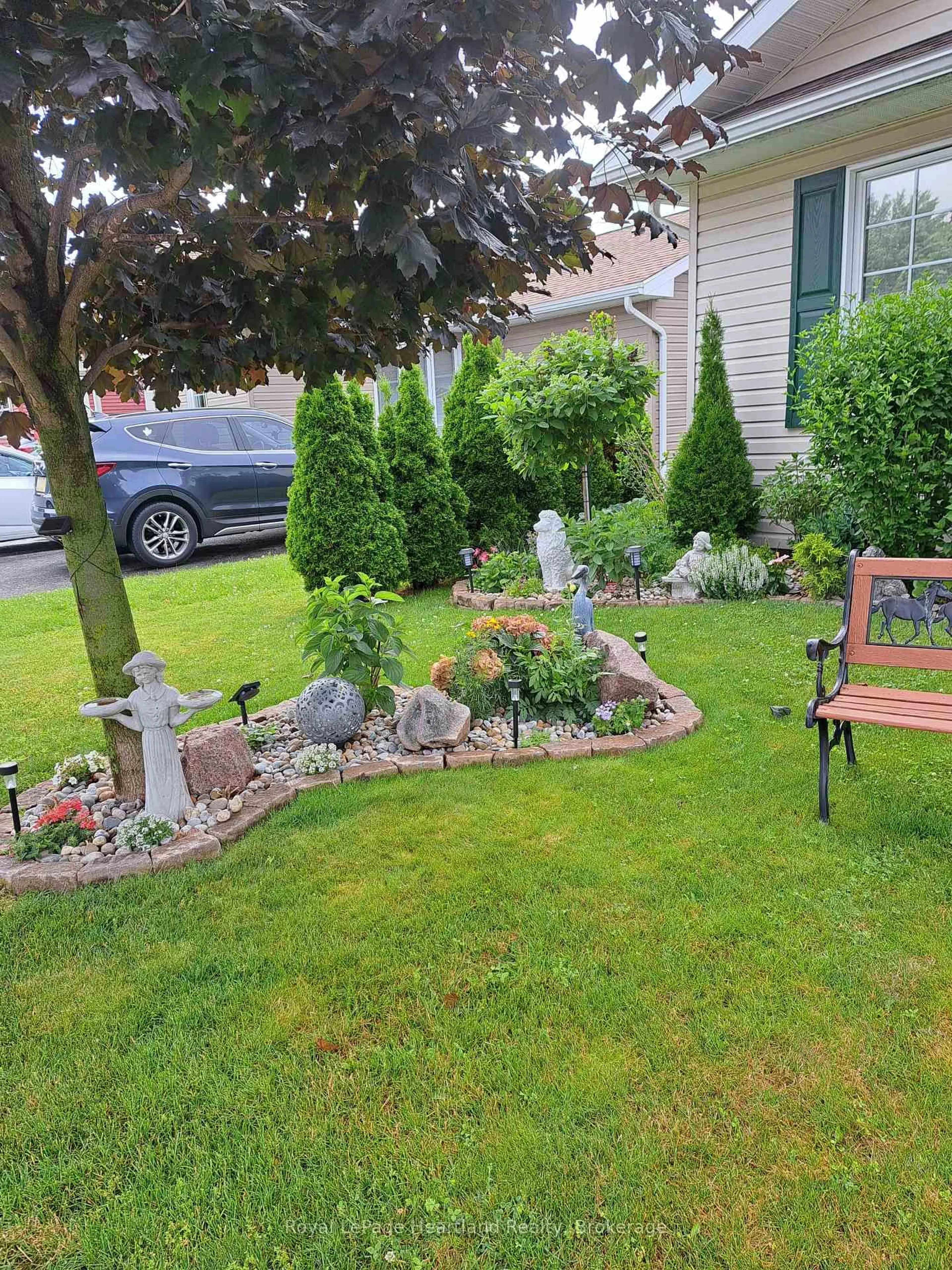 A pic from outside/outdoor area/front of a property/back of a property/a pic from drone, street for 7 Kellestine Dr, Strathroy Caradoc Ontario N7G 0C5