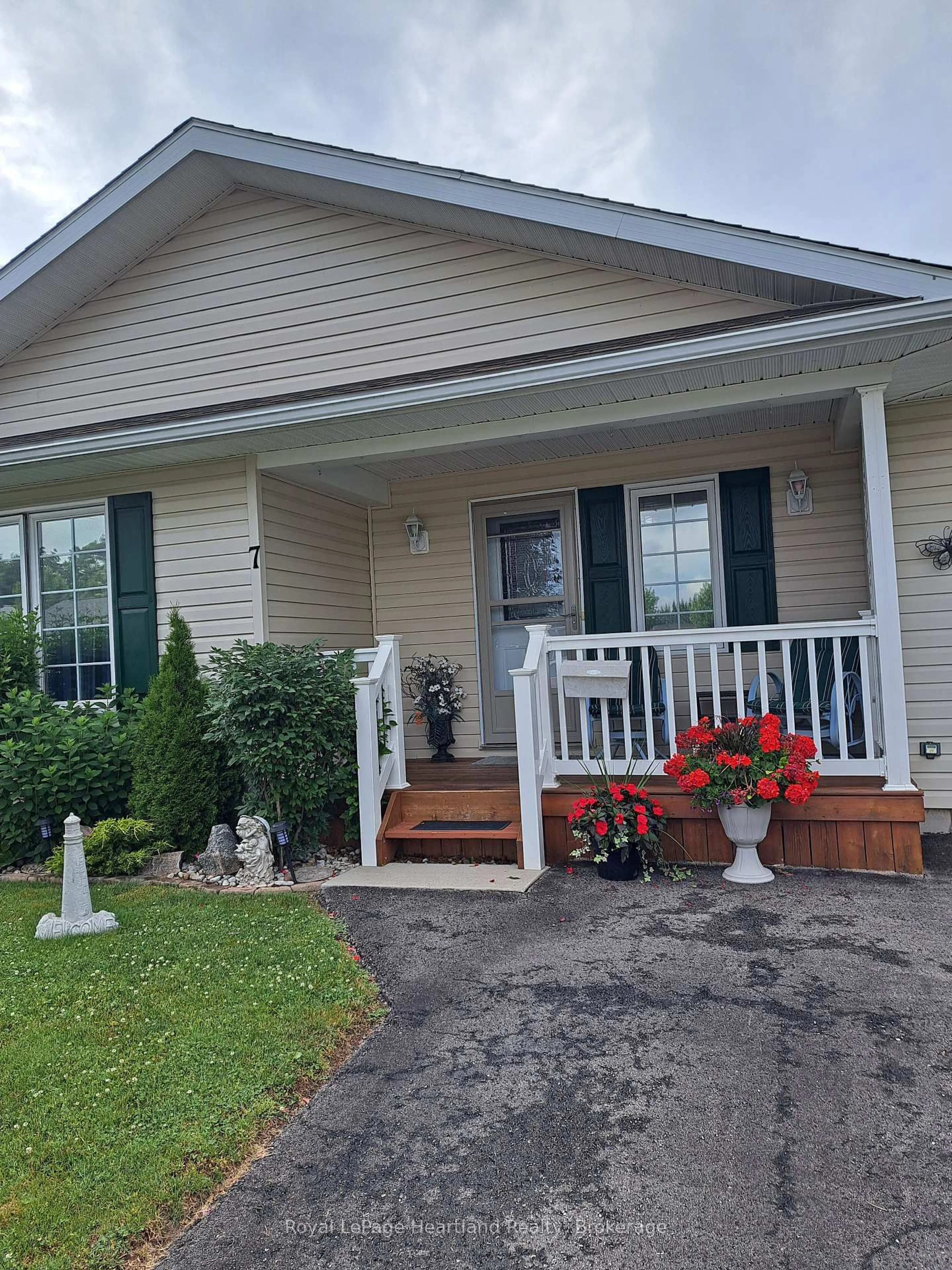 Home with vinyl exterior material, street for 7 Kellestine Dr, Strathroy Caradoc Ontario N7G 0C5