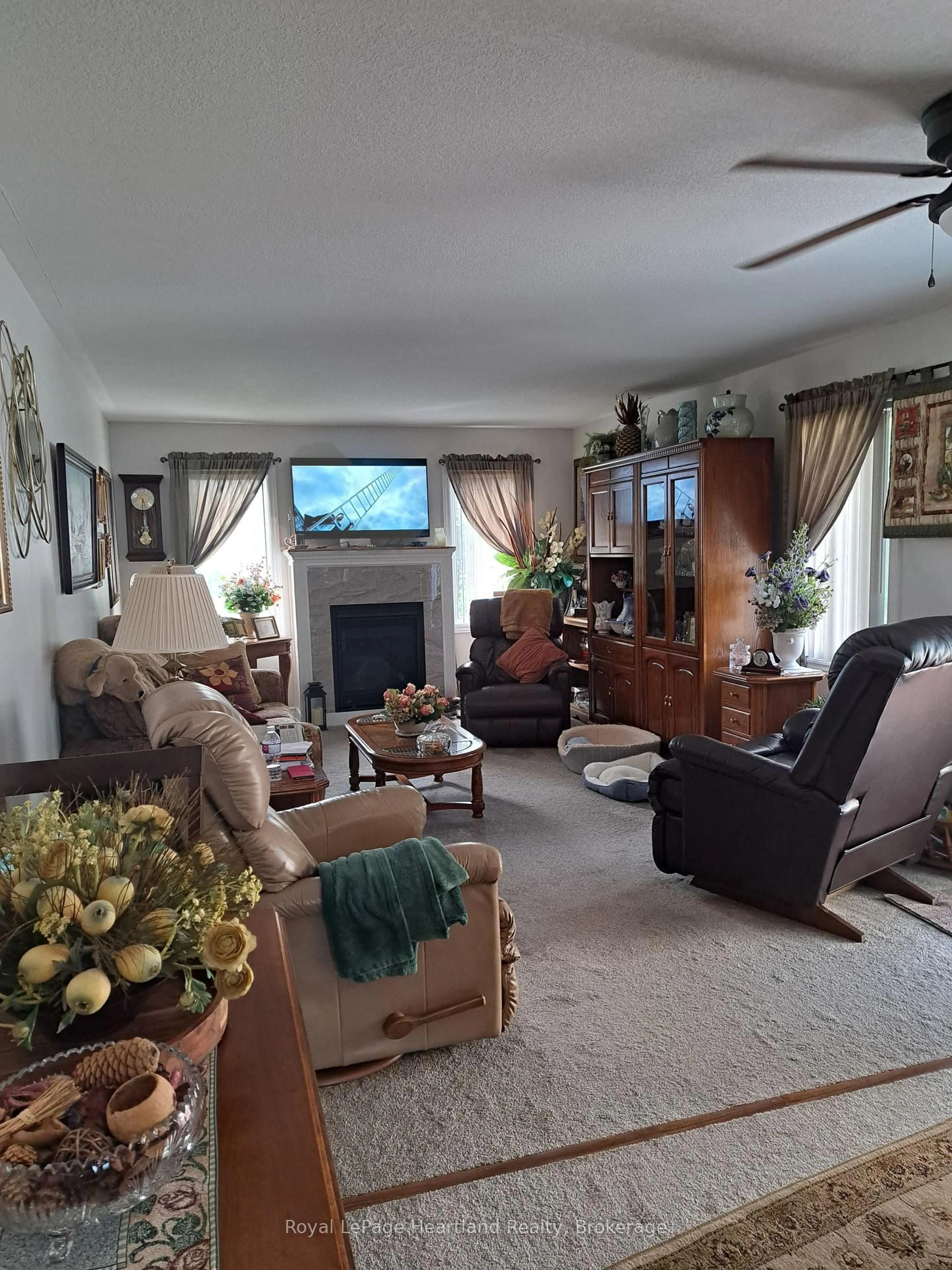 Living room with furniture, unknown for 7 Kellestine Dr, Strathroy Caradoc Ontario N7G 0C5