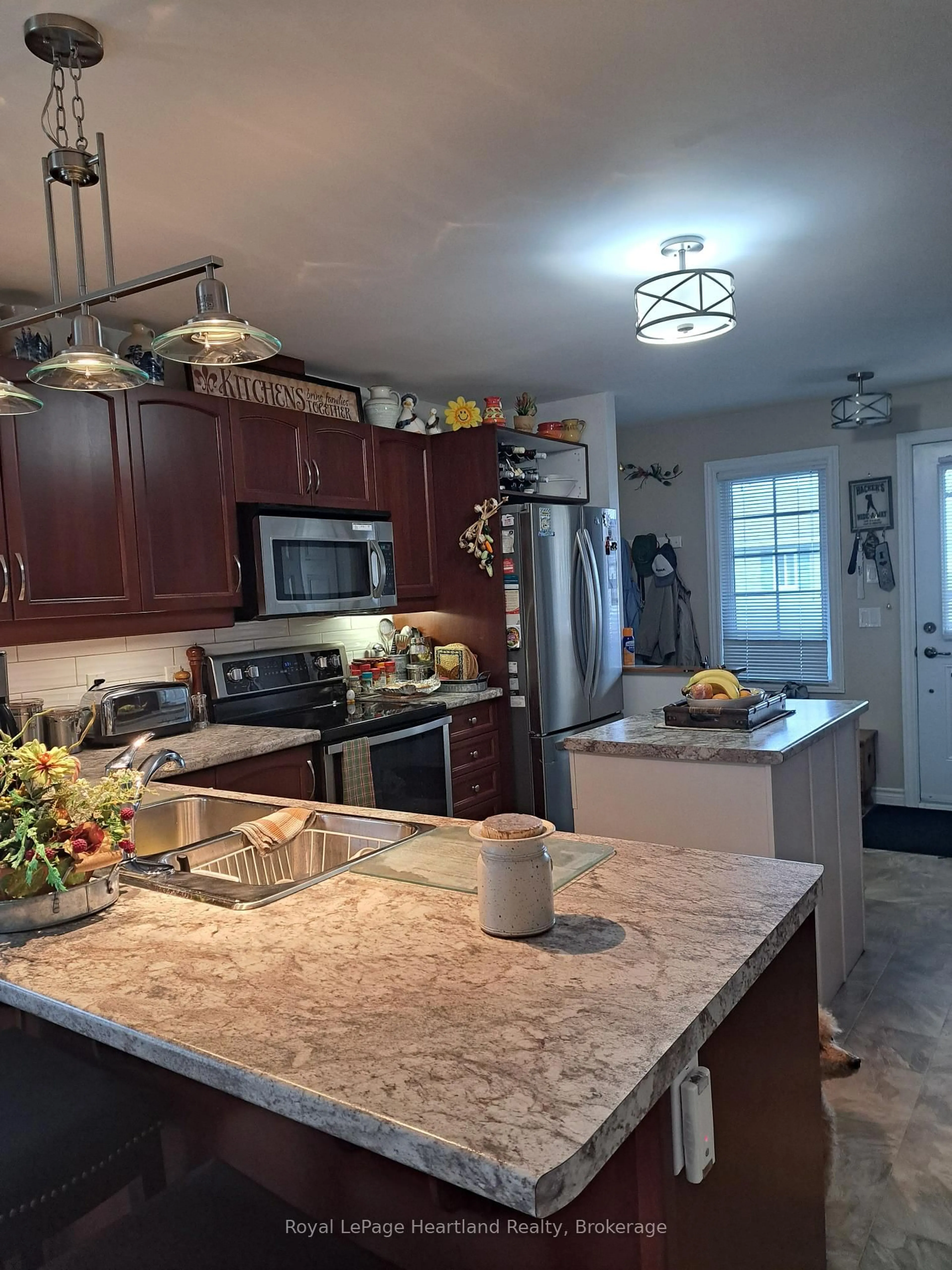 Open concept kitchen, ceramic/tile floor for 7 Kellestine Dr, Strathroy Caradoc Ontario N7G 0C5