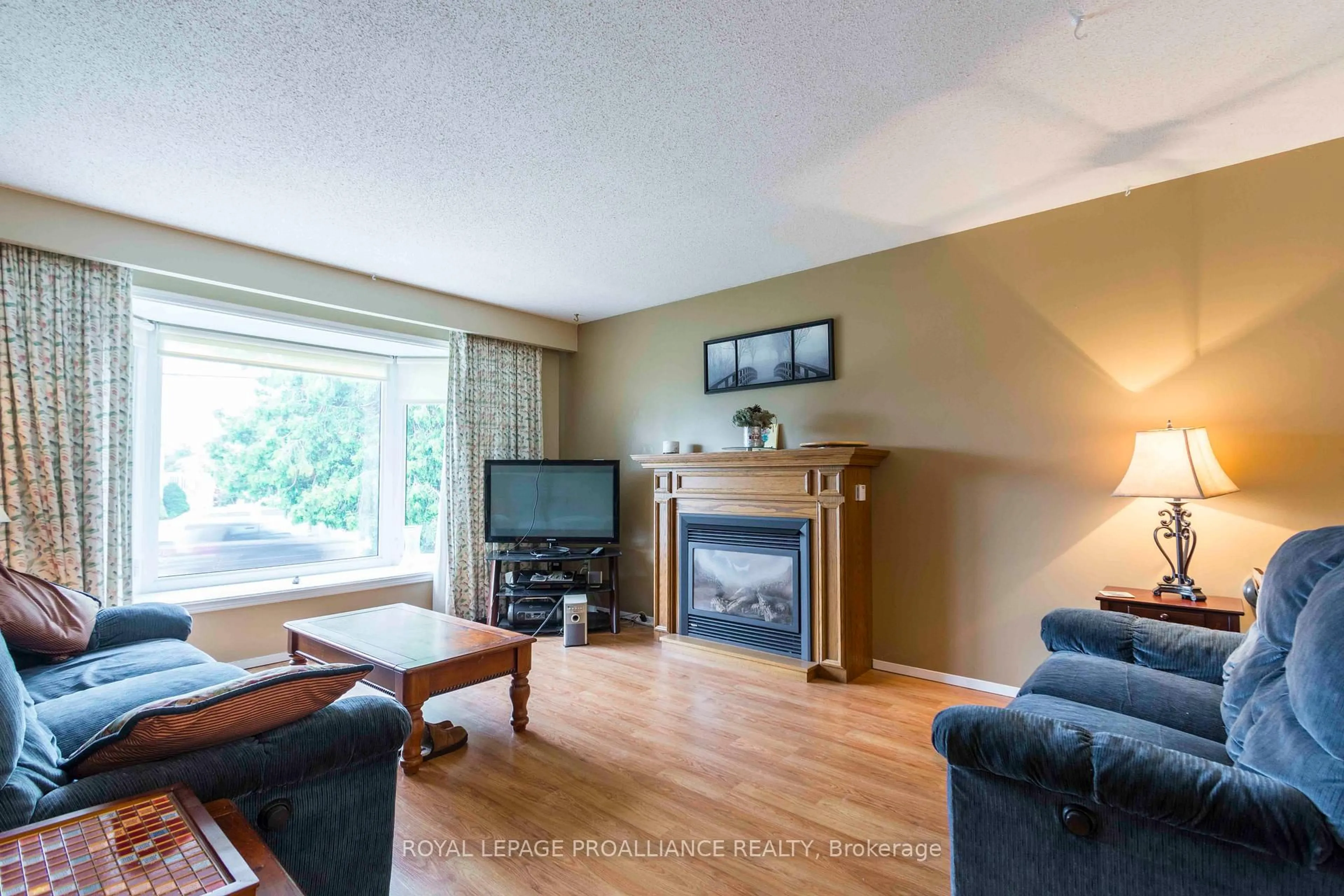 Living room with furniture, wood/laminate floor for 129 Cedar St, Brighton Ontario K0K 1H0