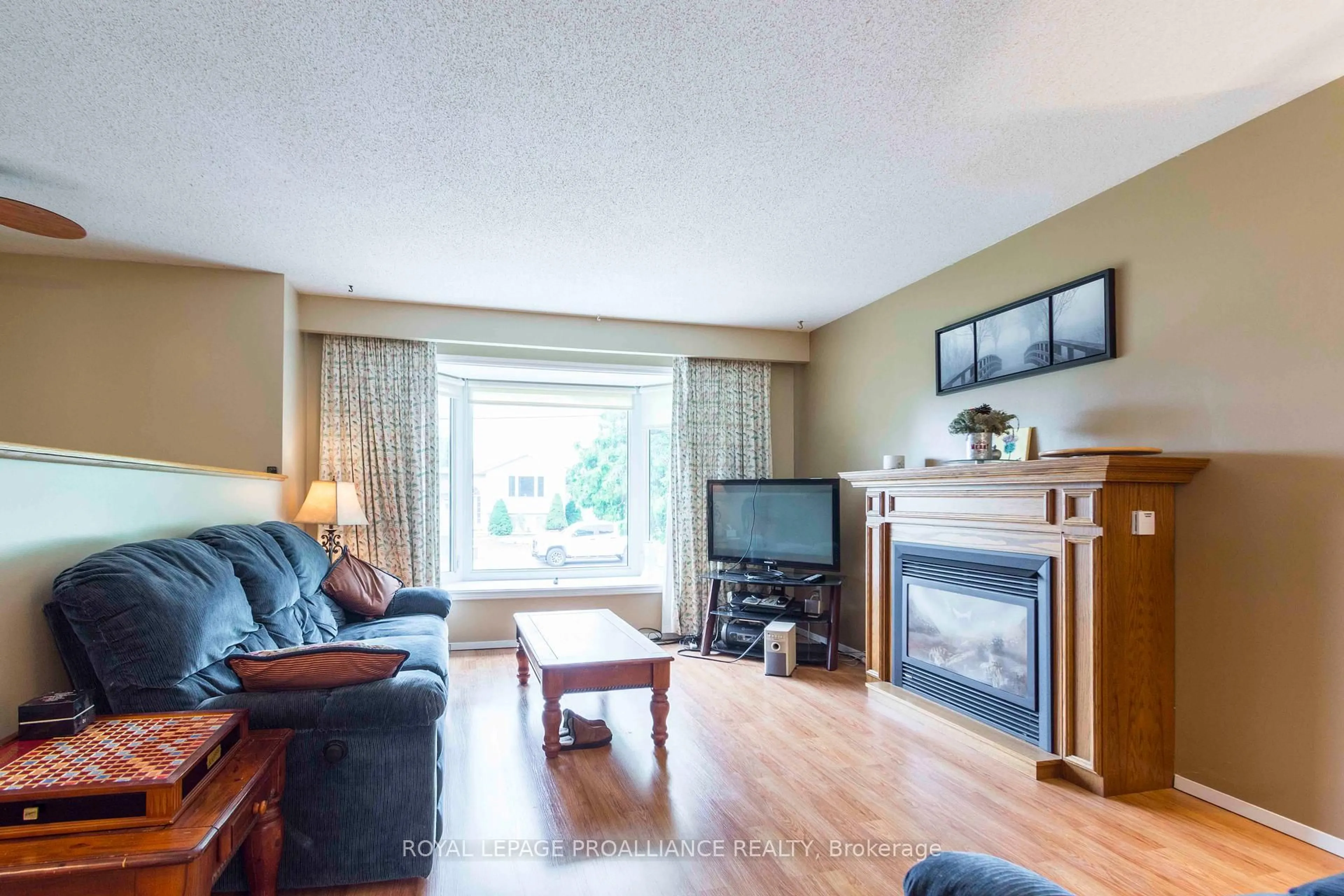 Living room with furniture, wood/laminate floor for 129 Cedar St, Brighton Ontario K0K 1H0