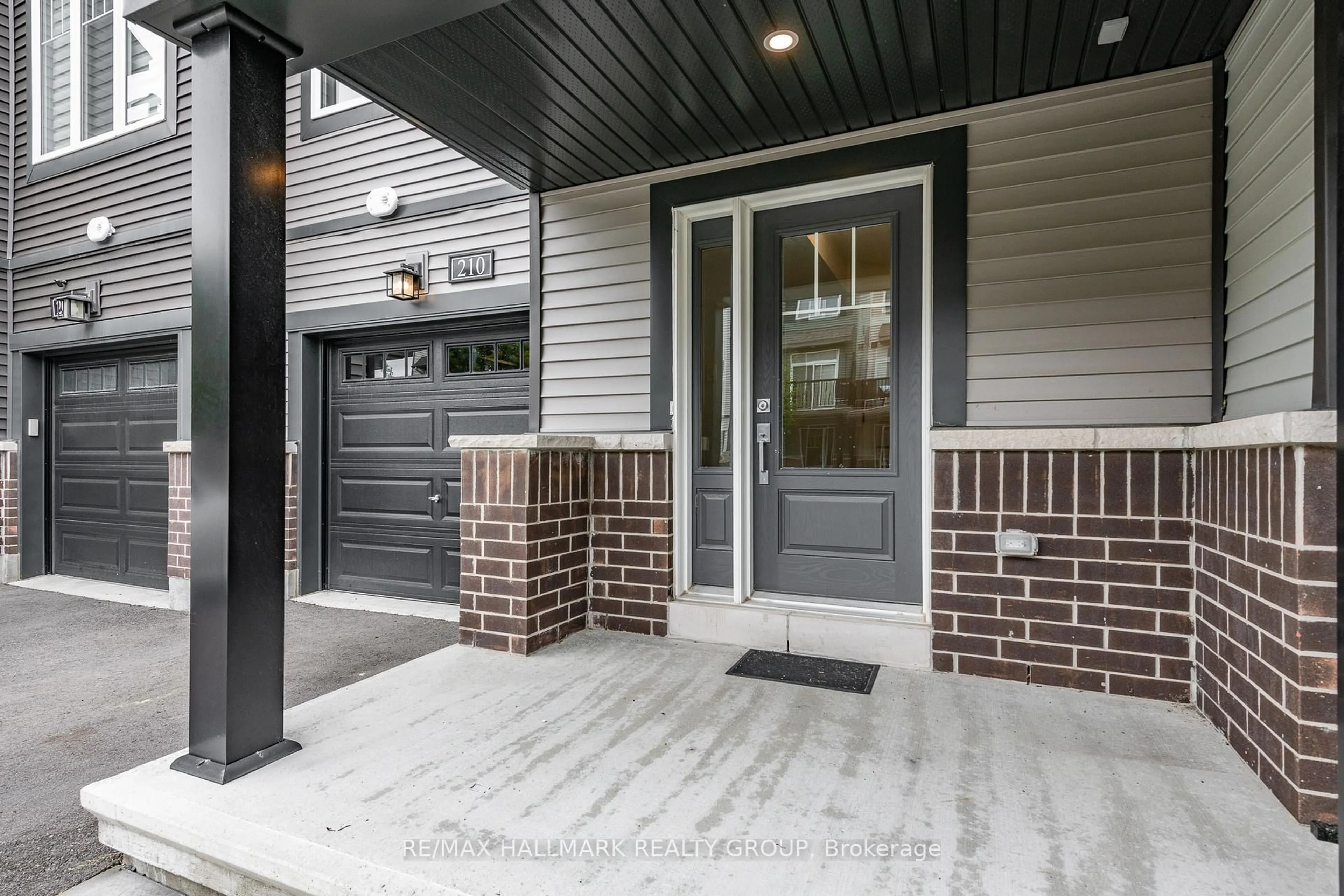 Indoor entryway for 210 Attwell Private, Ottawa Ontario K2K 0P6