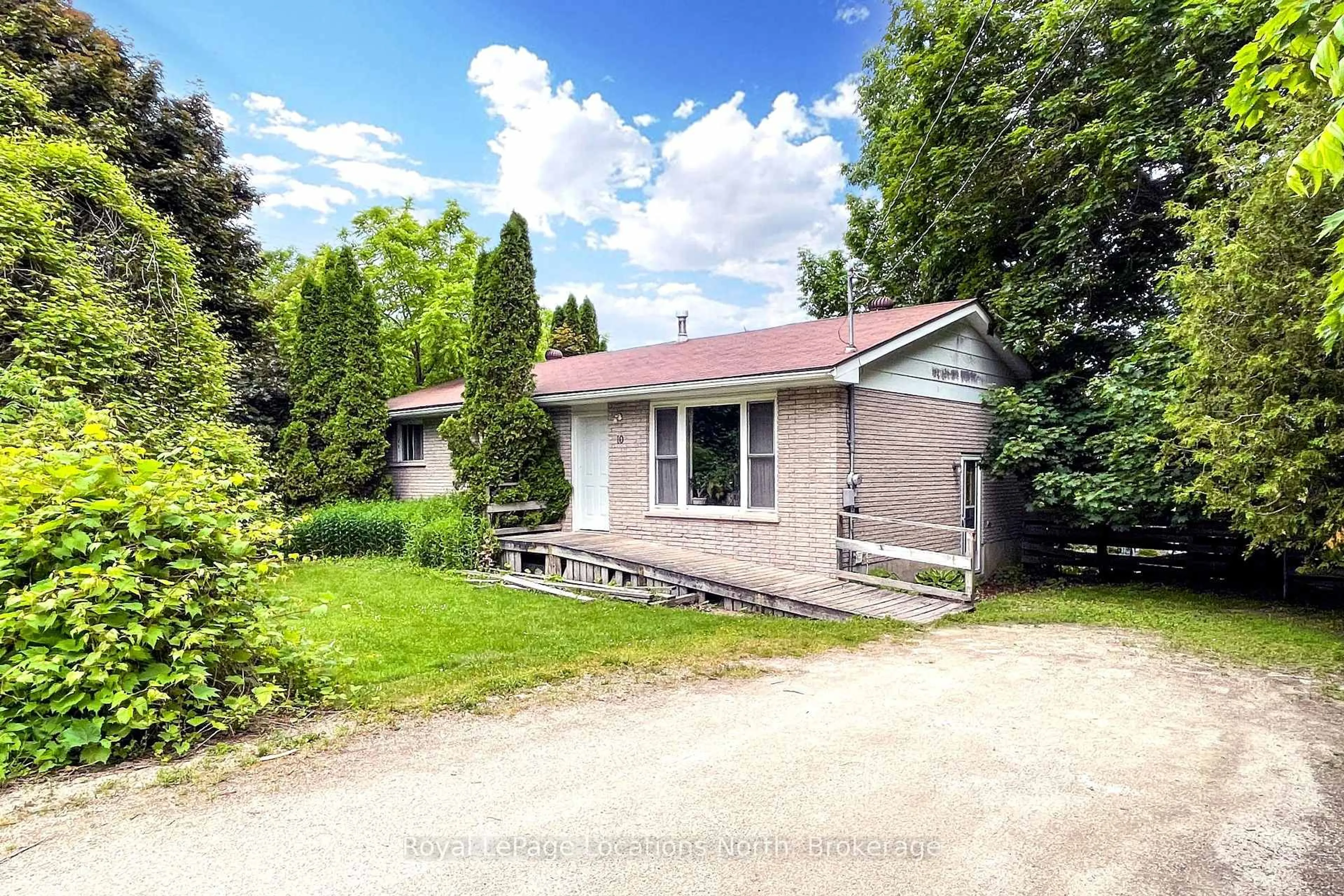 A pic from outside/outdoor area/front of a property/back of a property/a pic from drone, street for 10 Marshall St, Meaford Ontario N4L 1P8