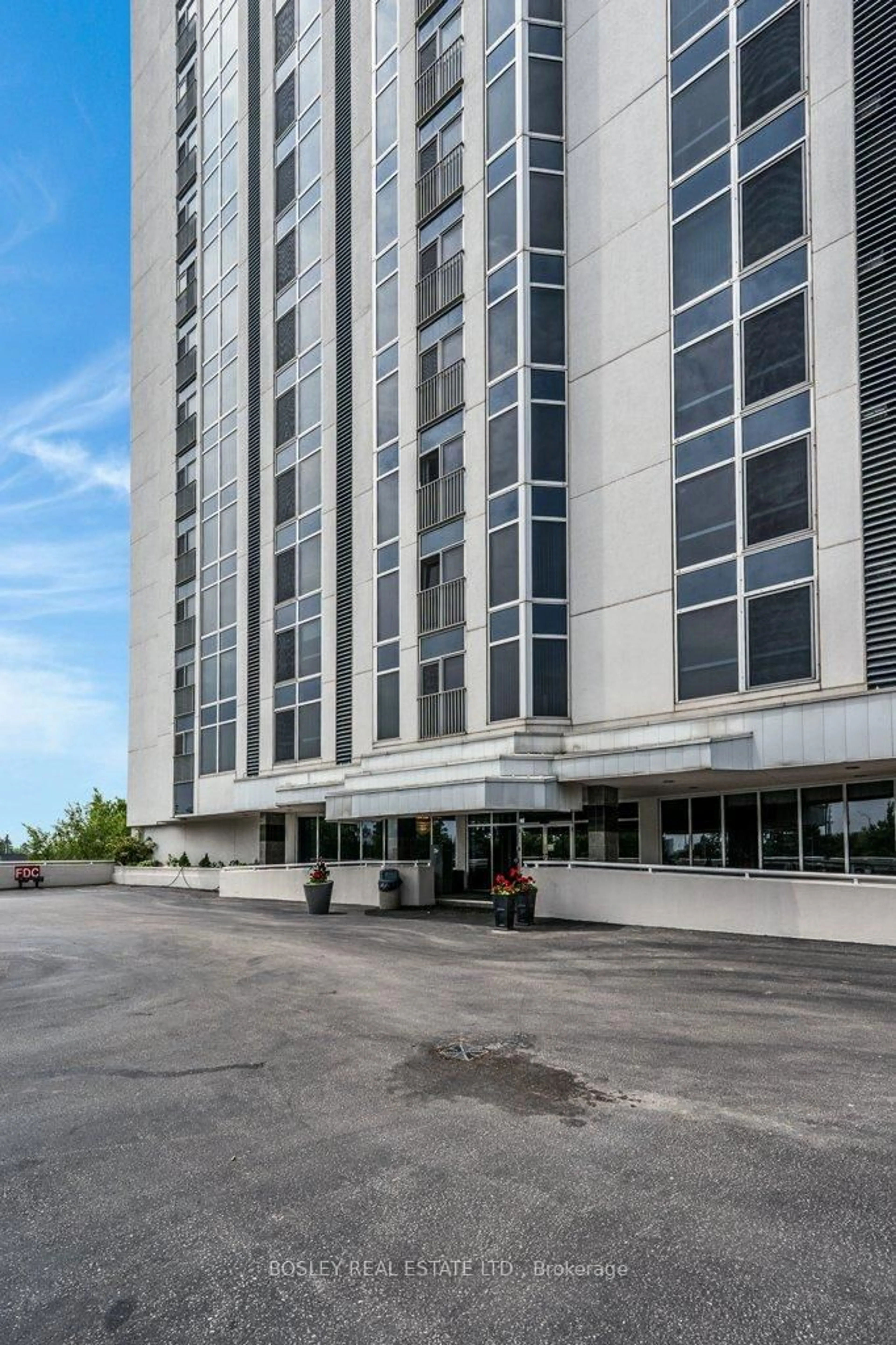 Indoor foyer for 190 Hespeler Rd #501, Cambridge Ontario N1R 8B8