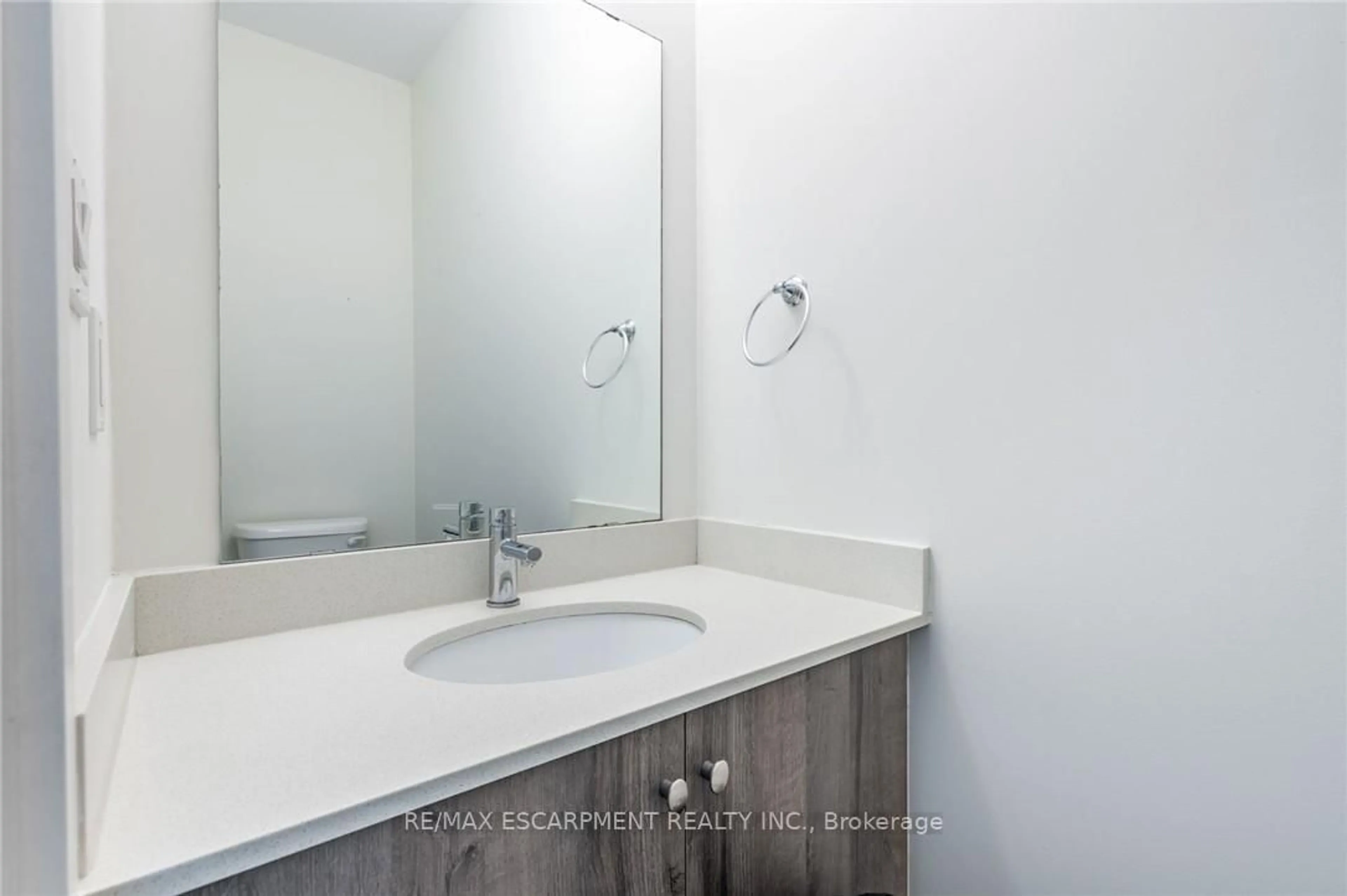 Standard bathroom, unknown for 6 Bedrock Dr, Hamilton Ontario L8J 0K6