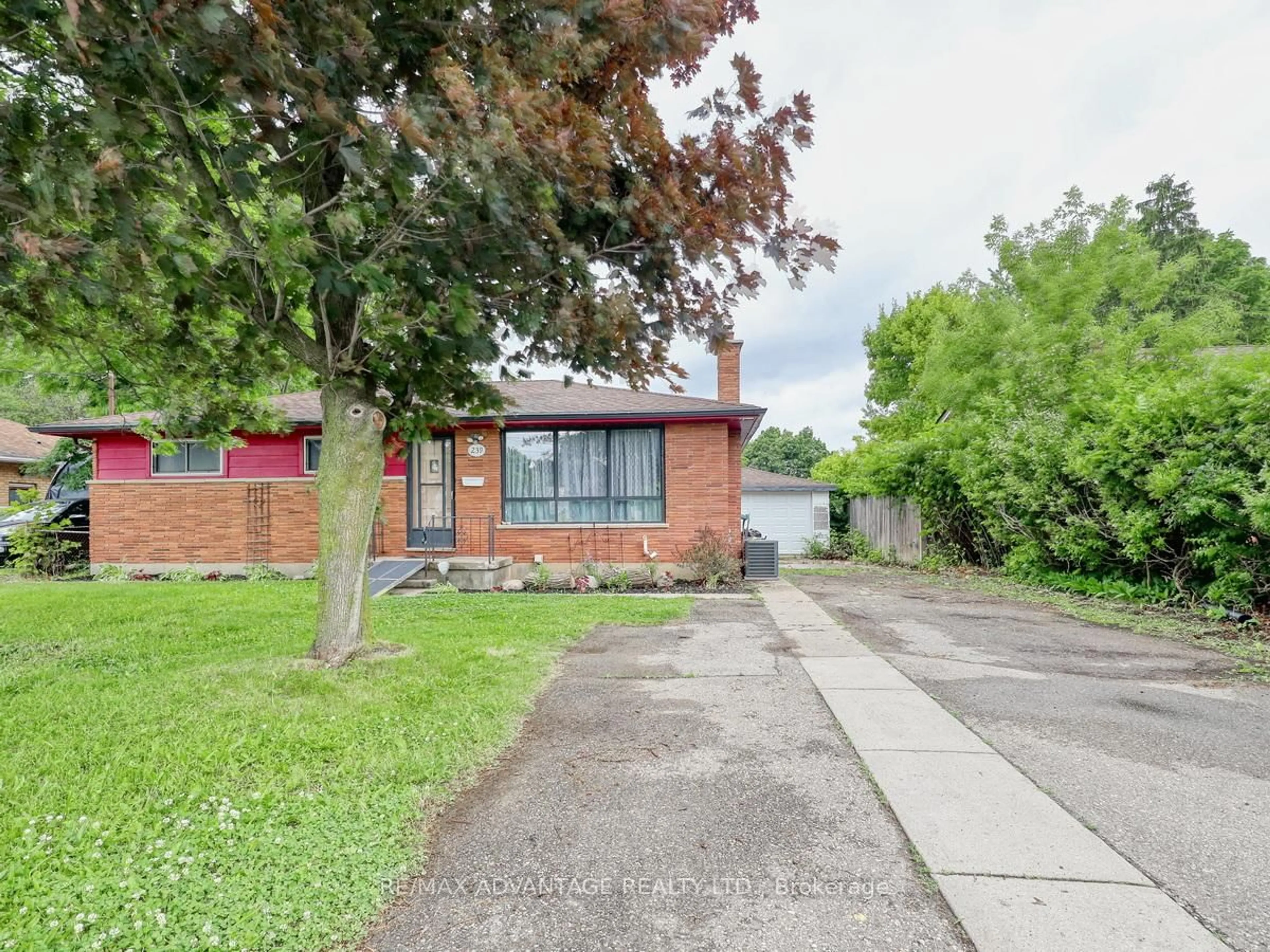 A pic from outside/outdoor area/front of a property/back of a property/a pic from drone, street for 239 Commissioners Rd, London South Ontario N6J 1Y2