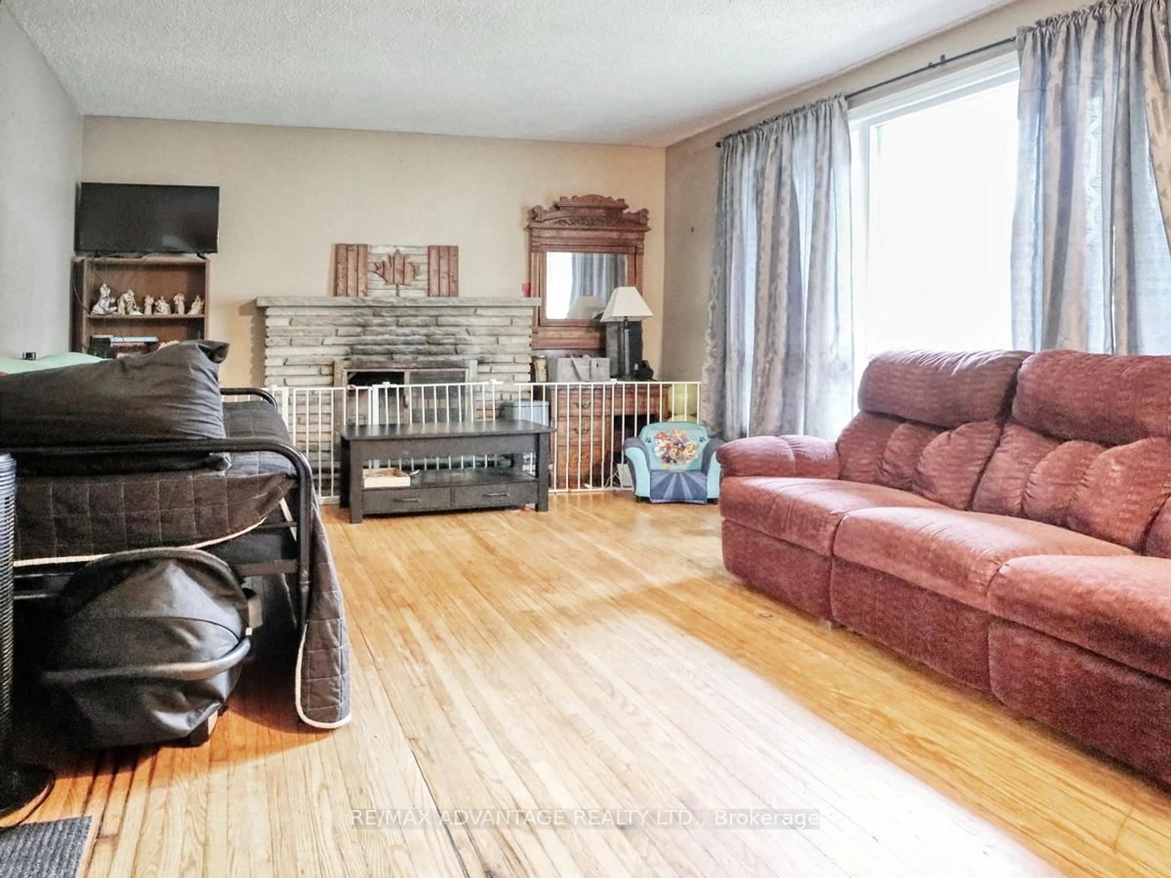Living room with furniture, unknown for 239 Commissioners Rd, London South Ontario N6J 1Y2