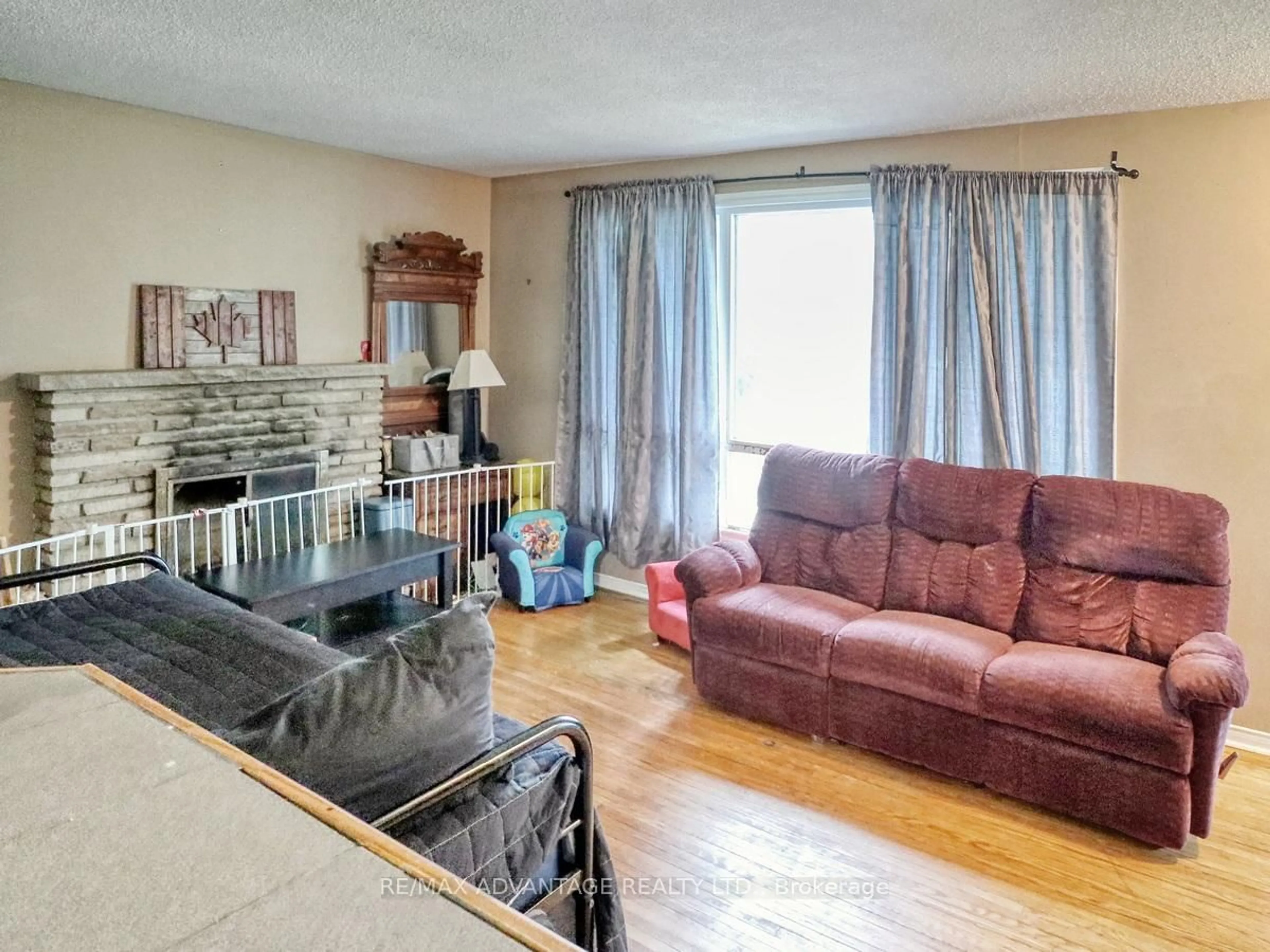 Living room with furniture, unknown for 239 Commissioners Rd, London South Ontario N6J 1Y2