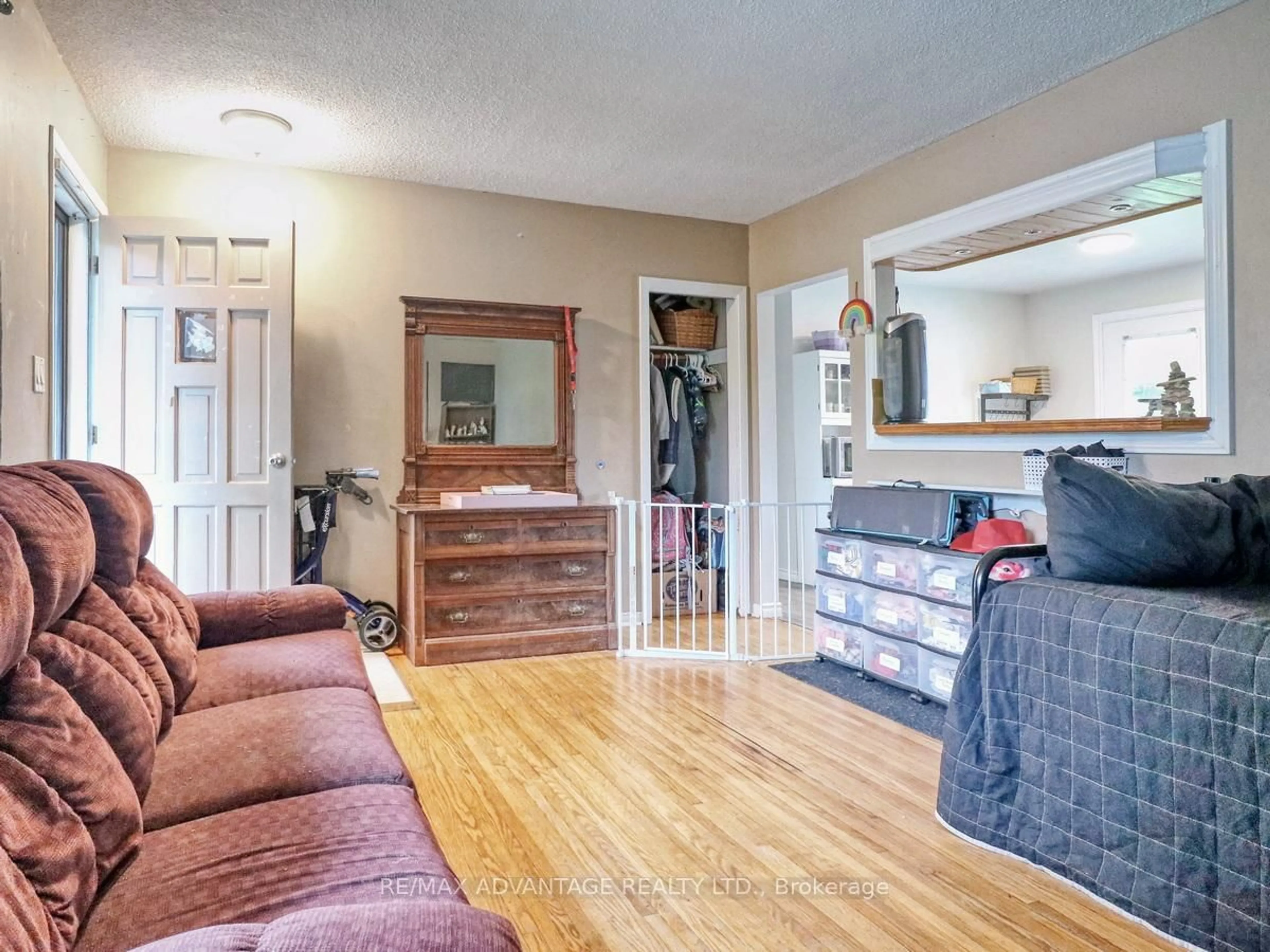 Unknown for 239 Commissioners Rd, London South Ontario N6J 1Y2