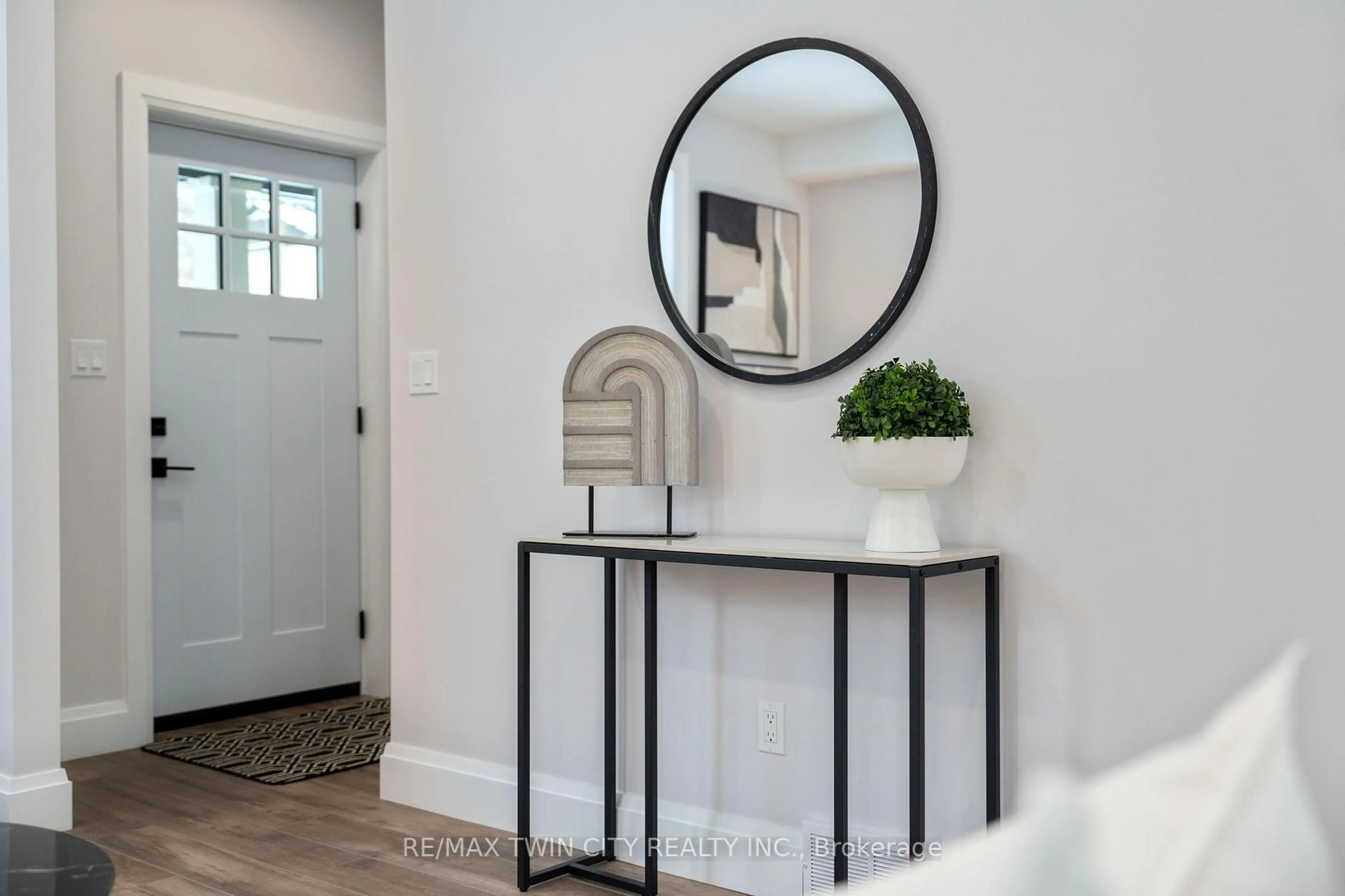 Indoor entryway for 351 Fountain St, Cambridge Ontario N3H 1J2