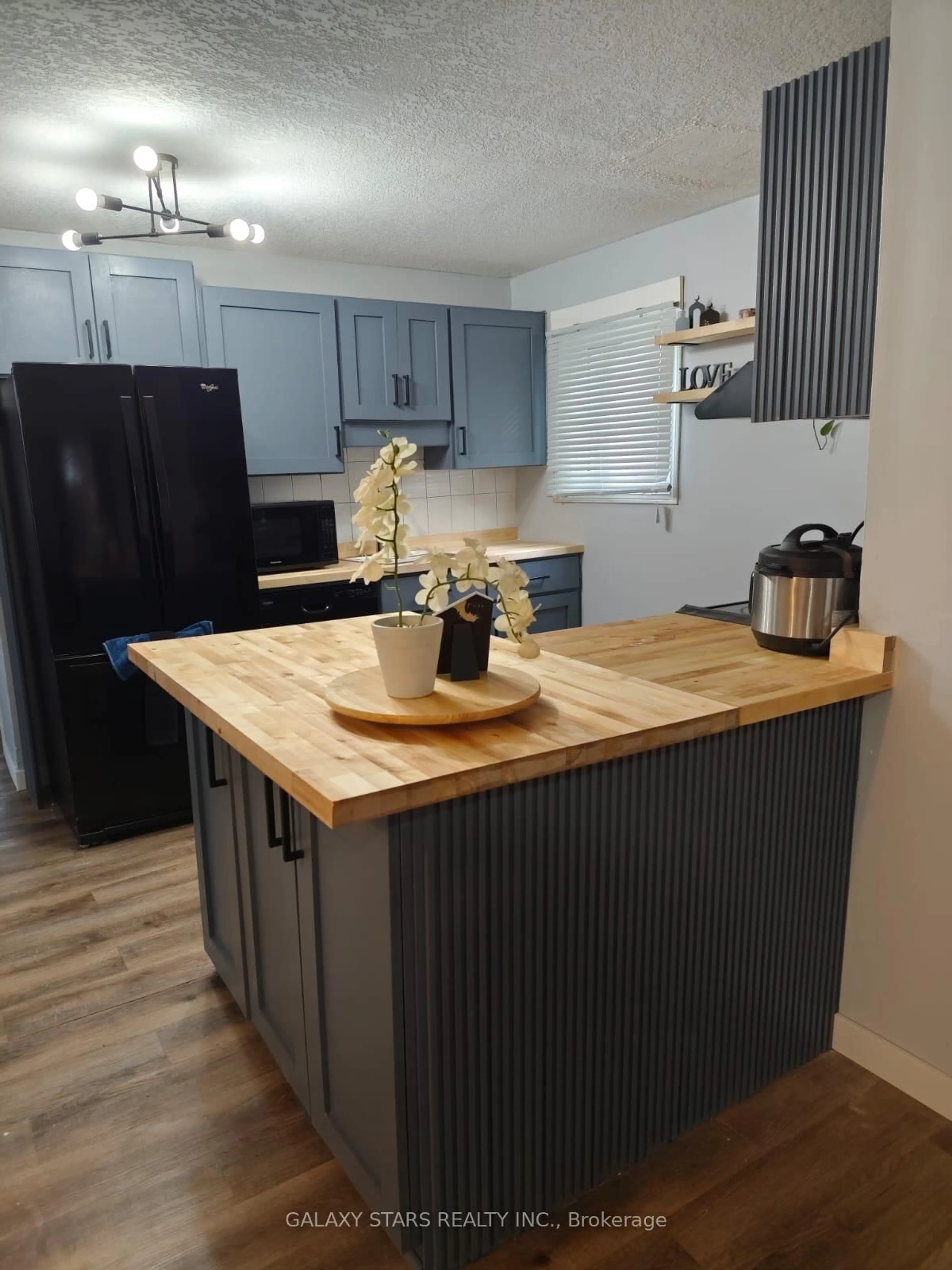 Open concept kitchen, wood/laminate floor for 49 Seventh Ave, Brantford Ontario N3S 1B3