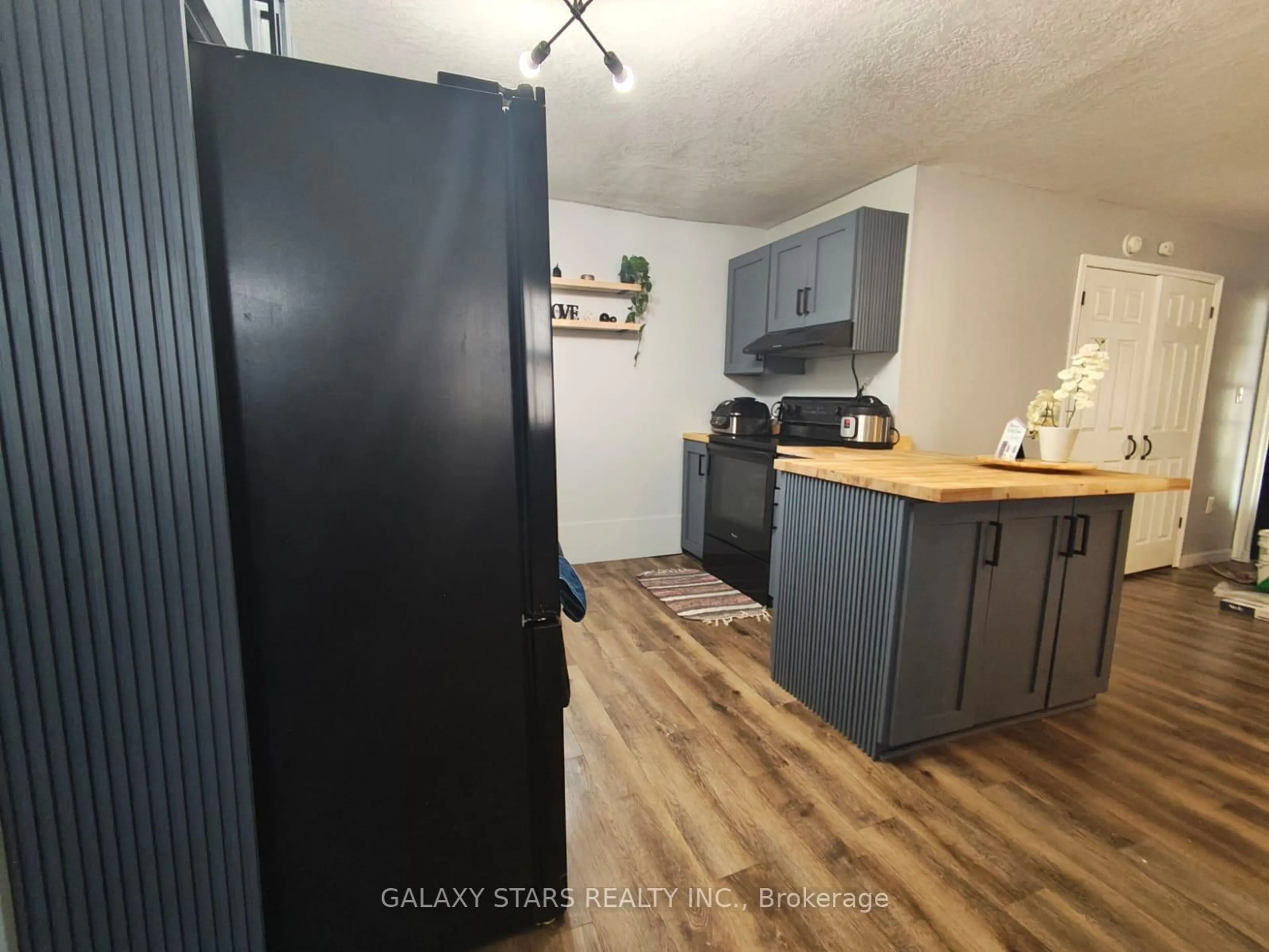 Standard kitchen, unknown for 49 Seventh Ave, Brantford Ontario N3S 1B3