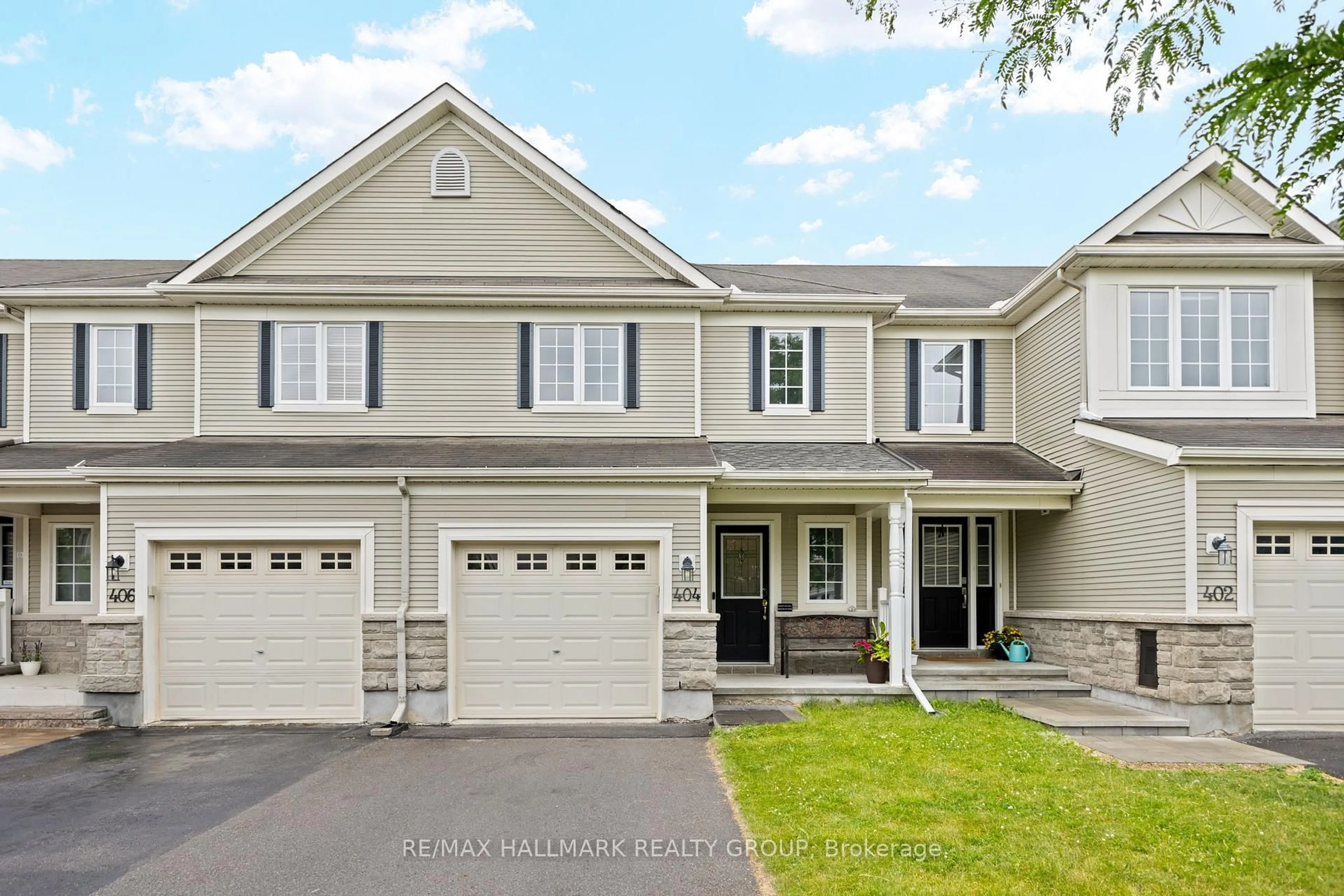 Home with vinyl exterior material, street for 404 Wisteria Cres, Ottawa Ontario K1V 0P1