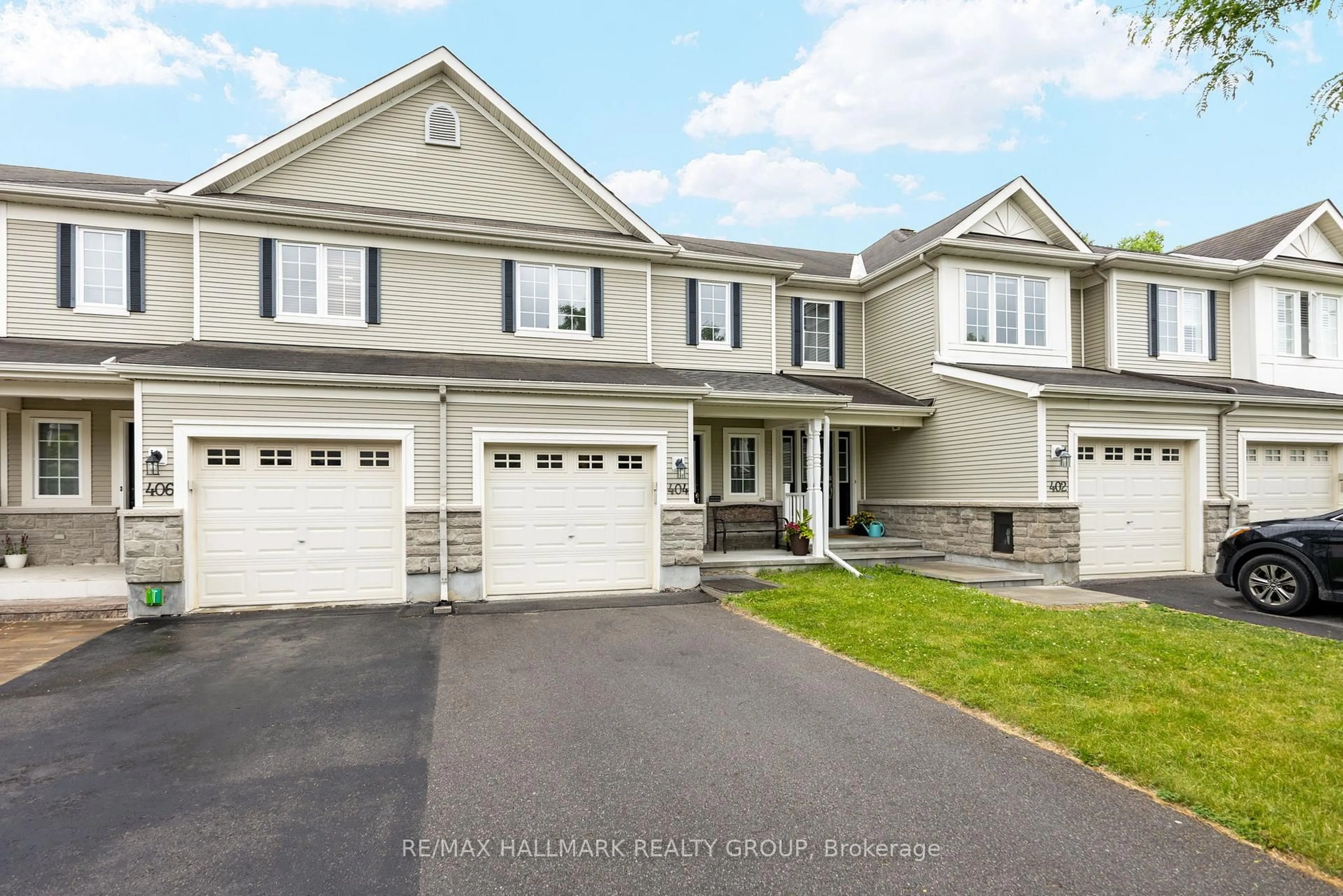 Home with vinyl exterior material, street for 404 Wisteria Cres, Ottawa Ontario K1V 0P1
