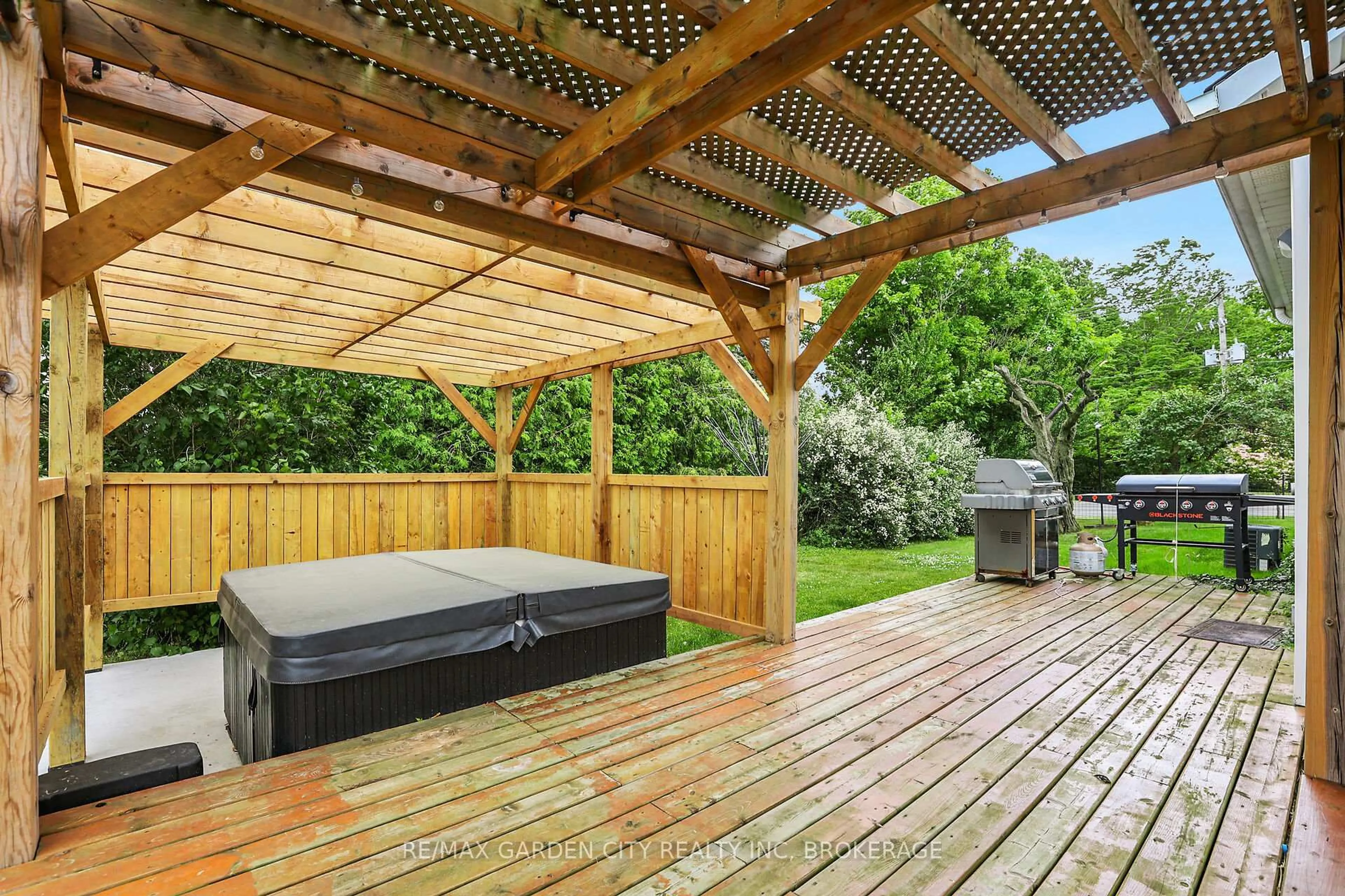Patio, unknown for 2460 Effingham St, Pelham Ontario L0S 1C0