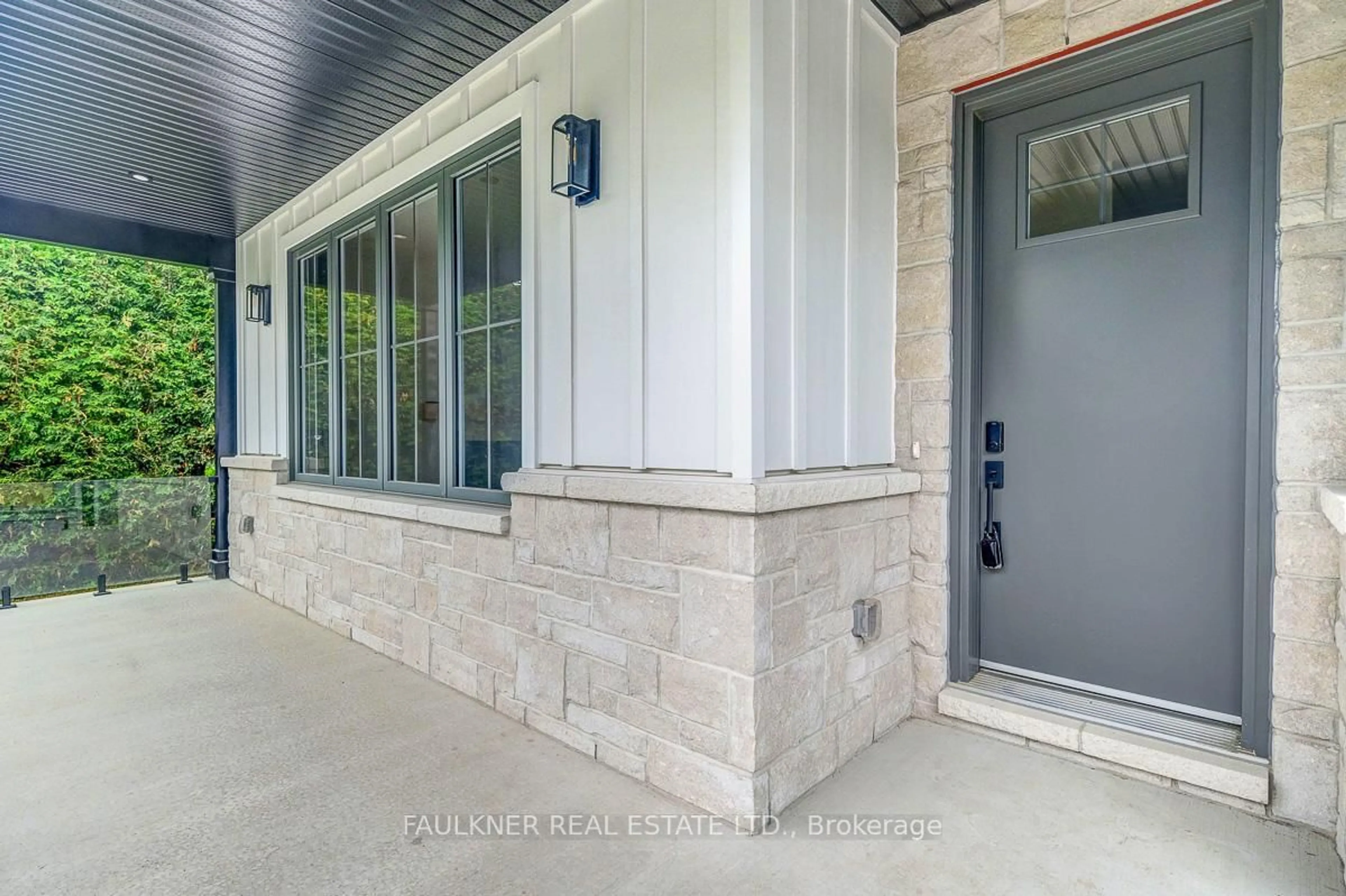 Indoor entryway for 2272 Lawn Ave, Ottawa Ontario K2B 7B2