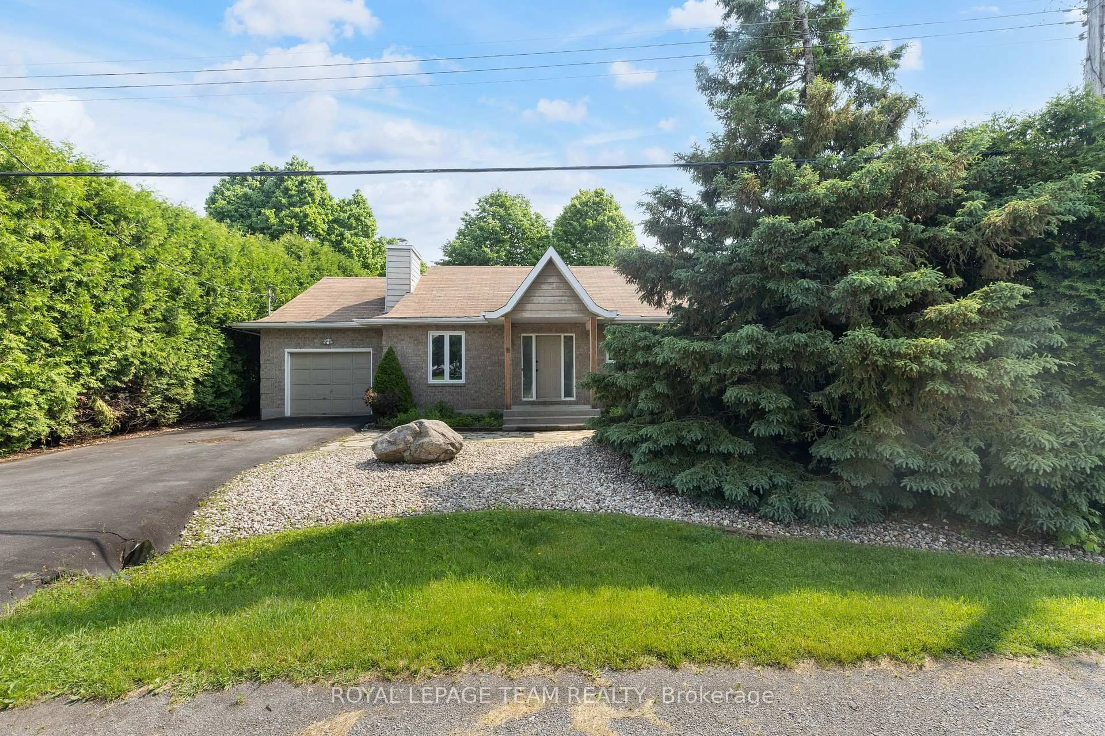 A pic from outside/outdoor area/front of a property/back of a property/a pic from drone, street for 11 Pretty St, Ottawa Ontario K2S 1N3